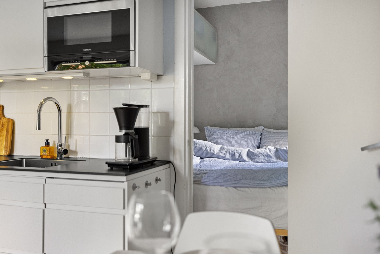 Leilighetens soverom har adkomst fra oppholdsrommet. Galleribilde