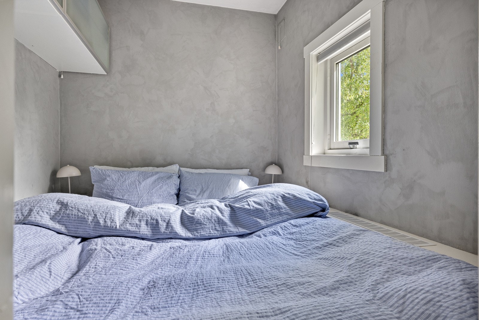 Et lun og innbydende soverom! Det er oppbevaring på vegger og under sengen. Galleribilde