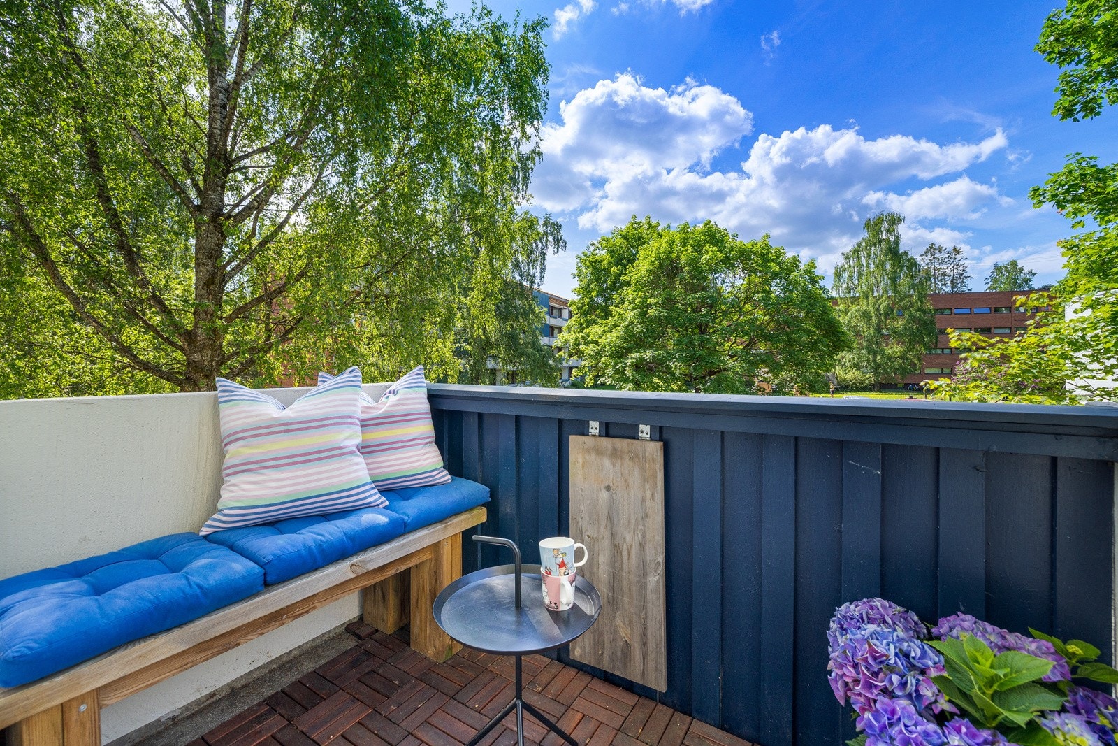 Varme sommerdager kan nytes på balkongen! Her er det gode solforhold og et meget behagelig utsyn. Galleribilde