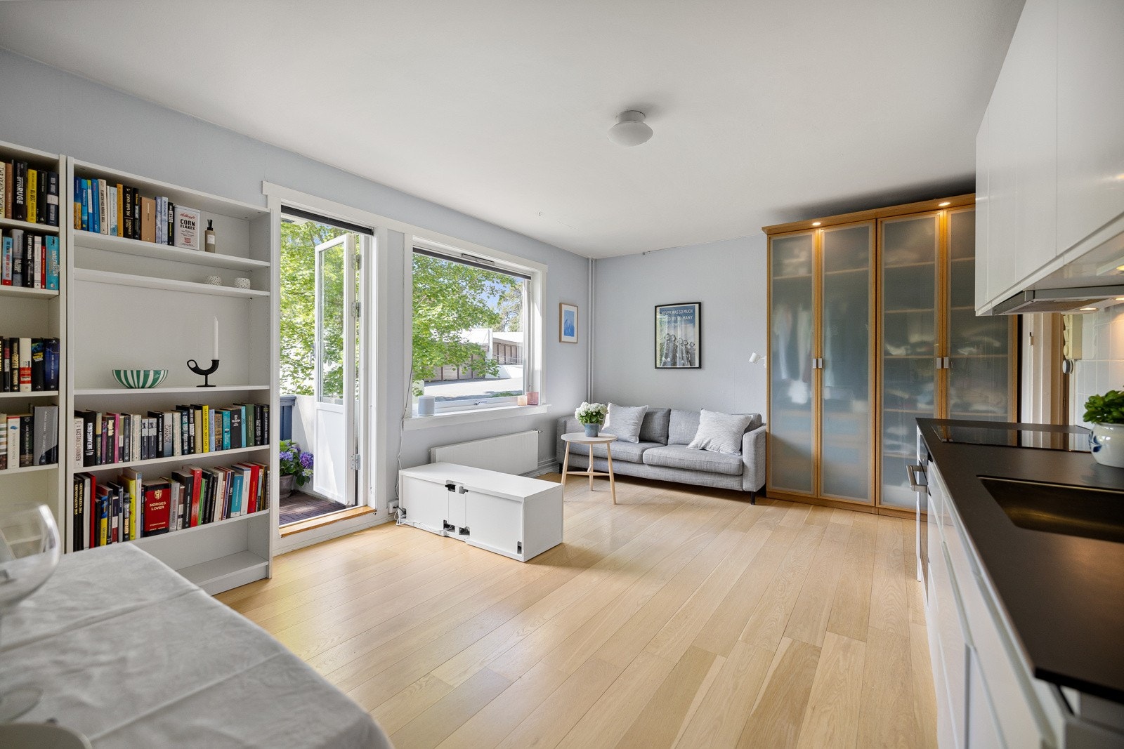 Et oppholdsrom av god størrelse! Her kan du enkelt innrede med sofagruppe og spiseplass. Galleribilde