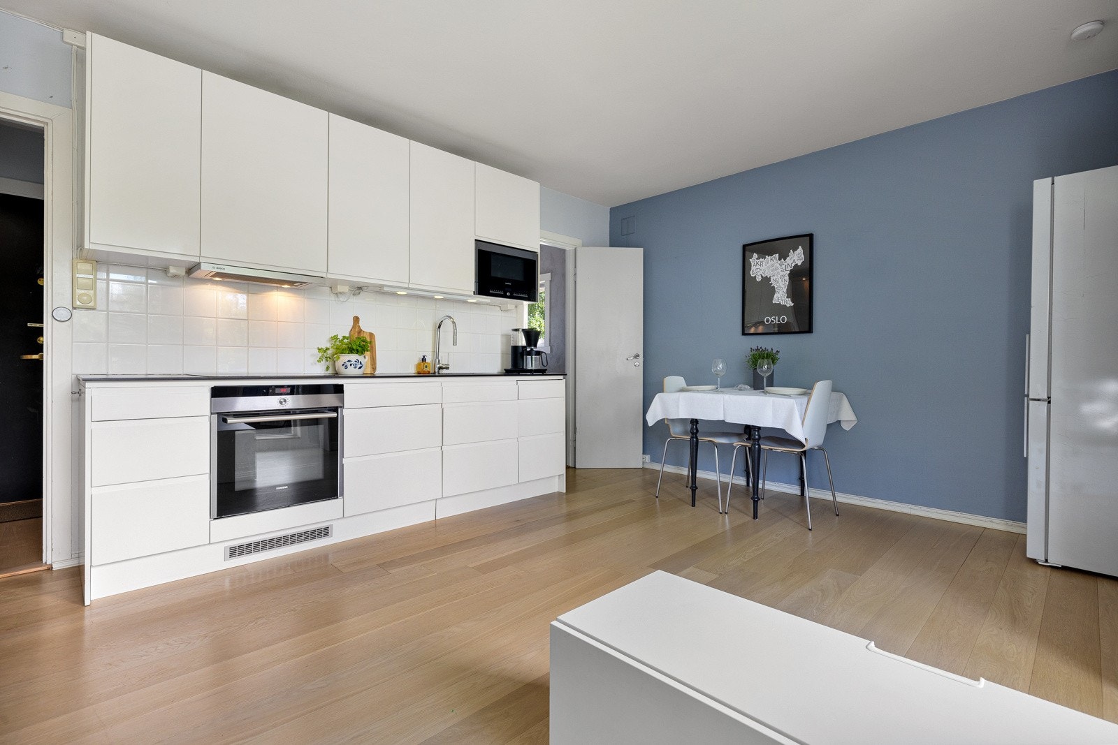 Det er integrerte hvitevarer som oppvaskmaskin, microbølgeovn, komfyr og keramisk platetopp Galleribilde