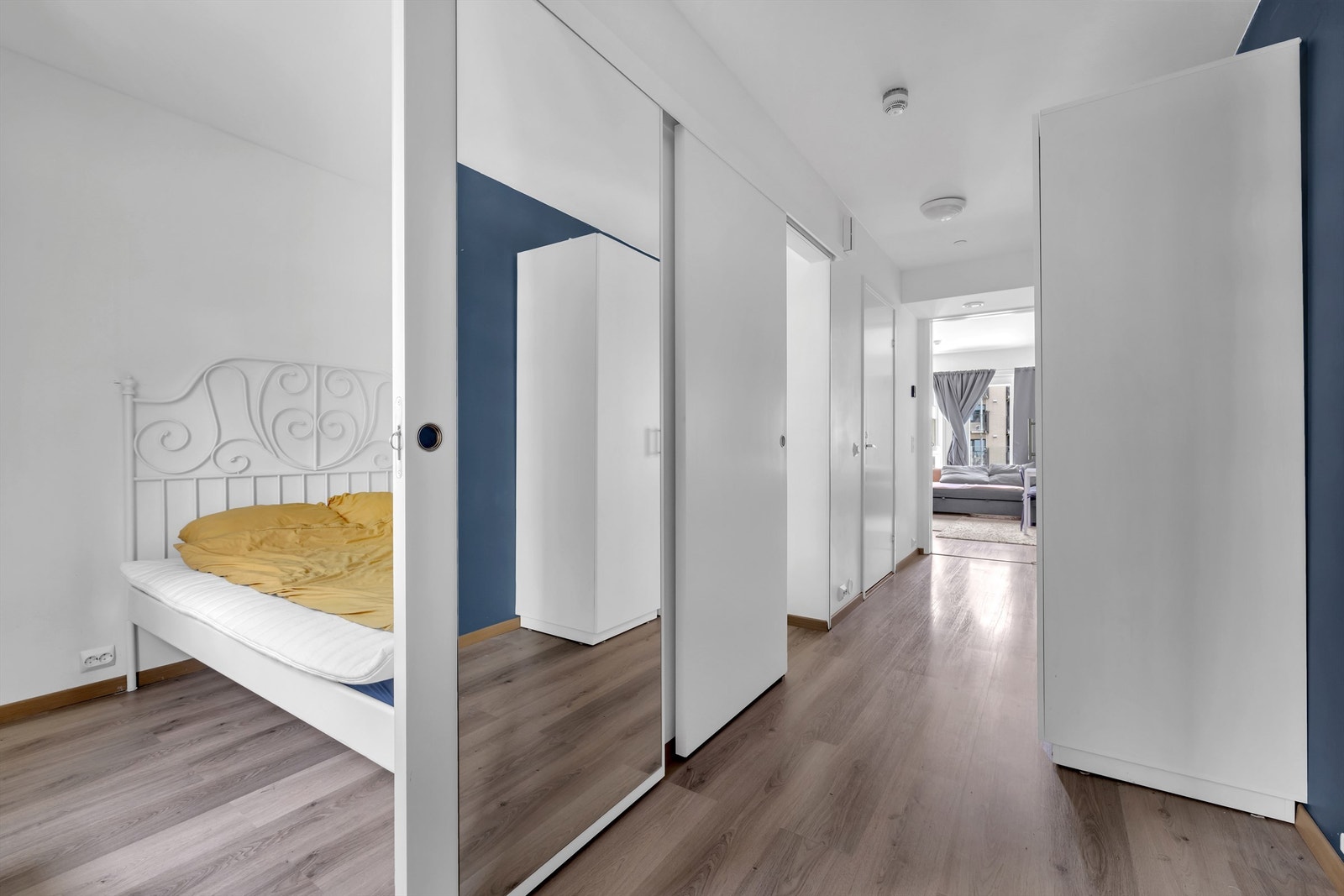 Gang med garderobeskap Galleribilde