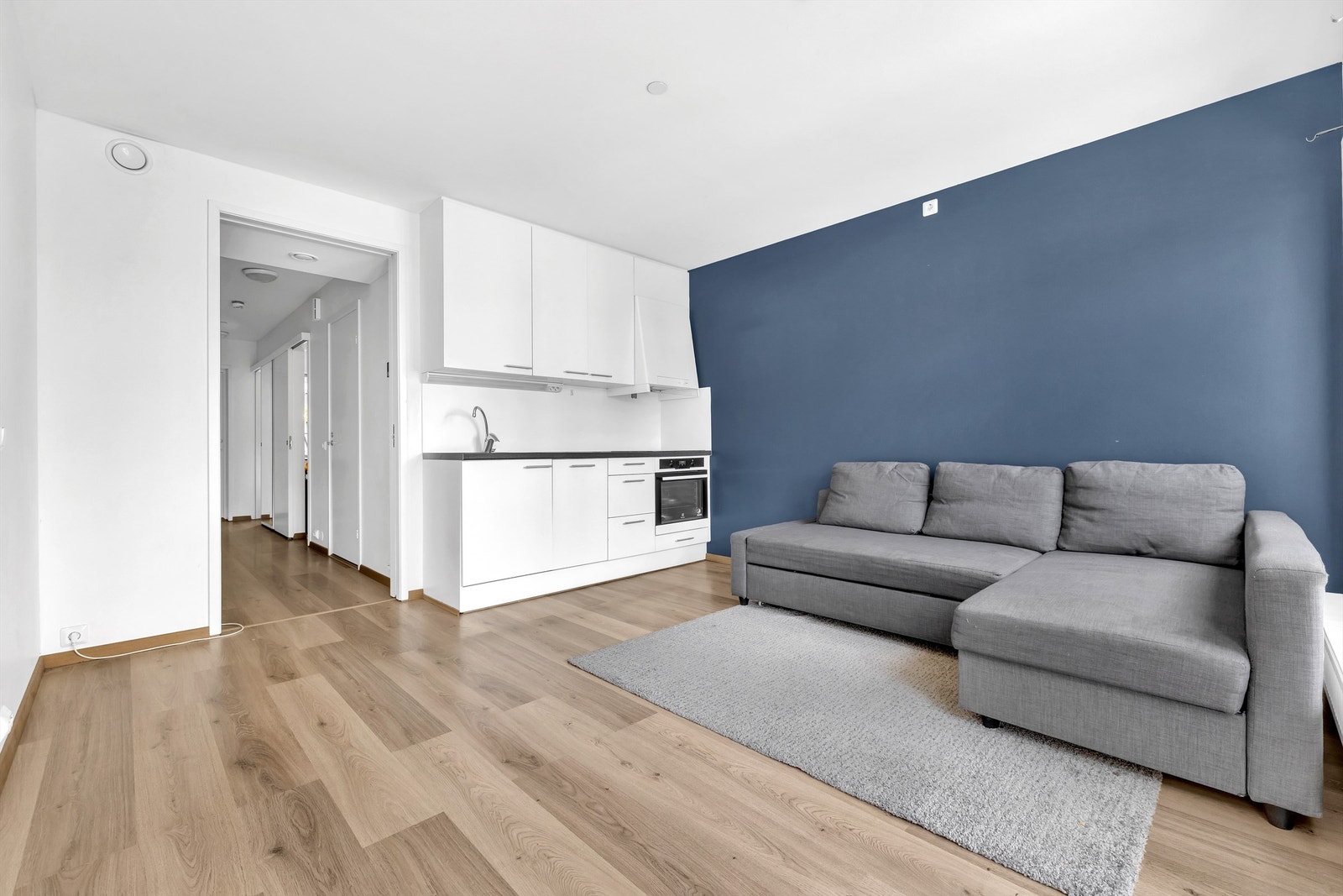 Stue og kjøkken i åpen løsning Galleribilde