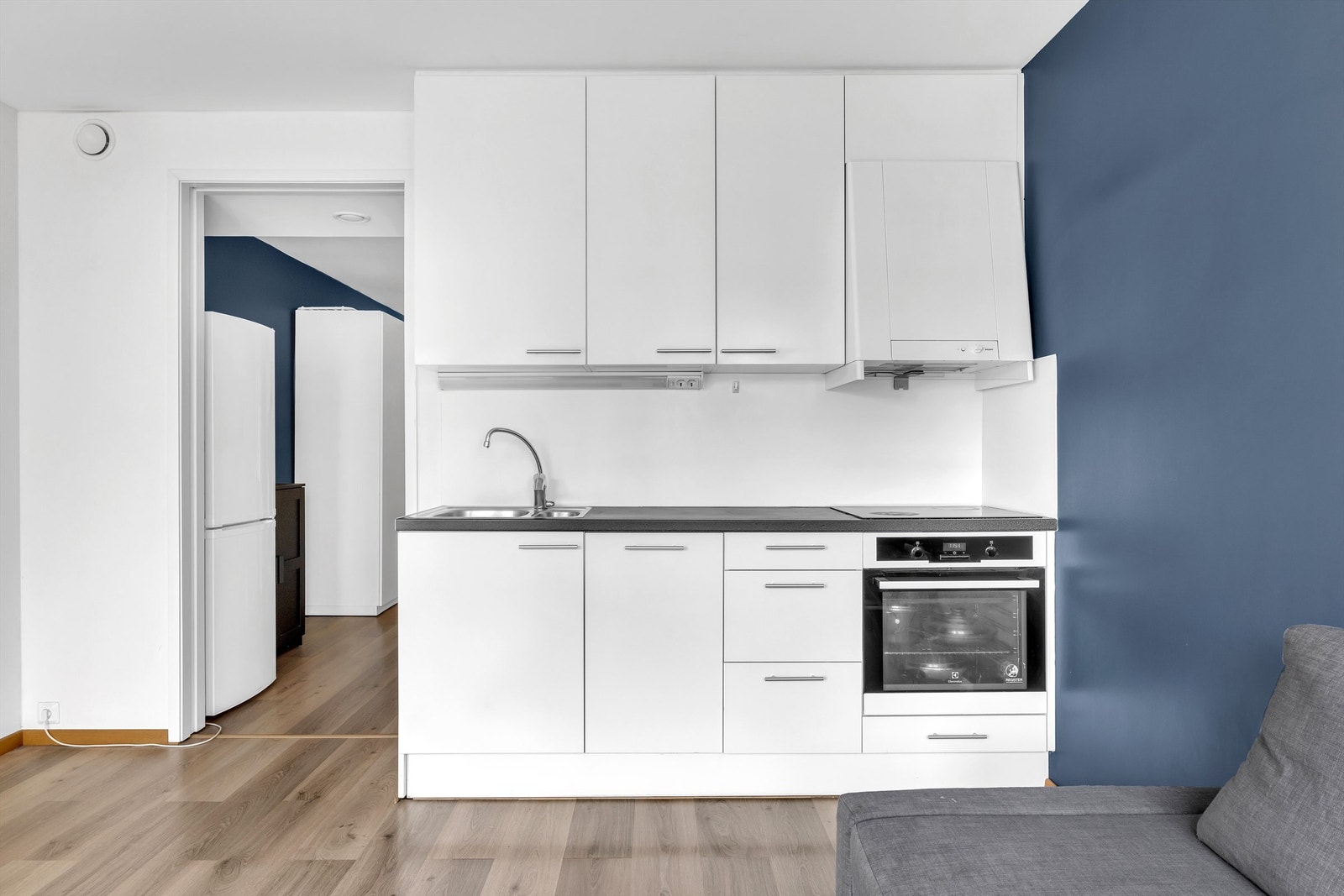 Kjøkkeninnredning med integrerte hvitevarer som stekeovn, koketopp og oppvaskmaskin Galleribilde