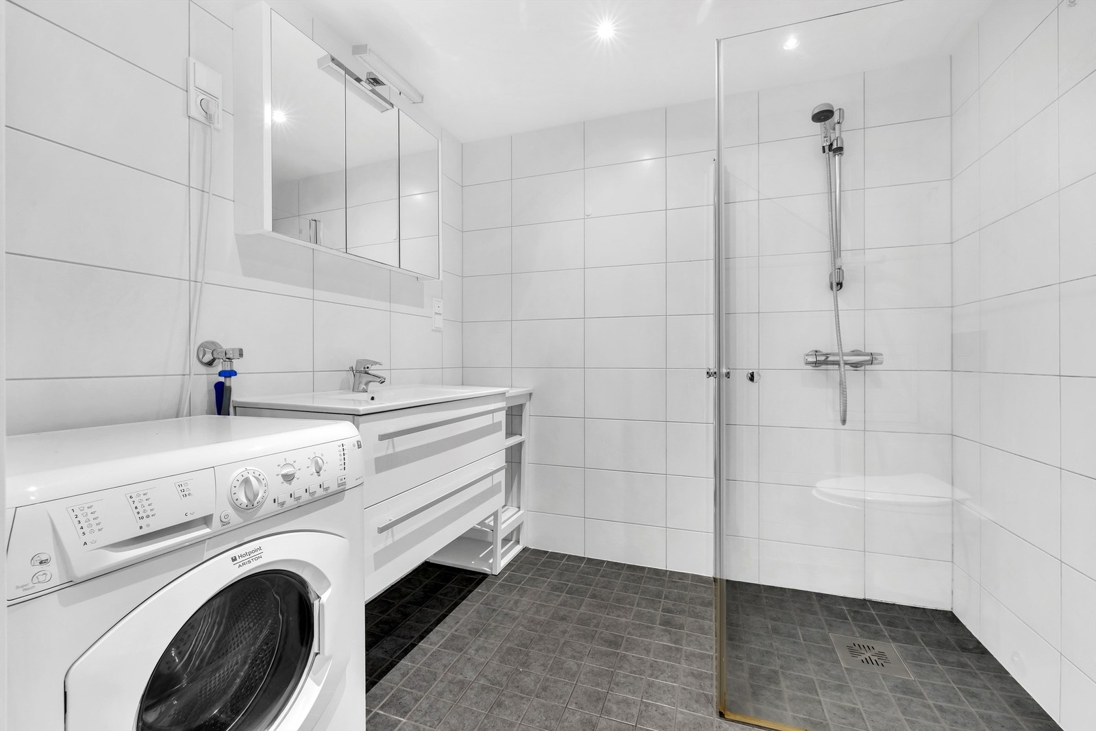 Bad med opplegg til vaskemaskin og stikk til tørketrommel Galleribilde