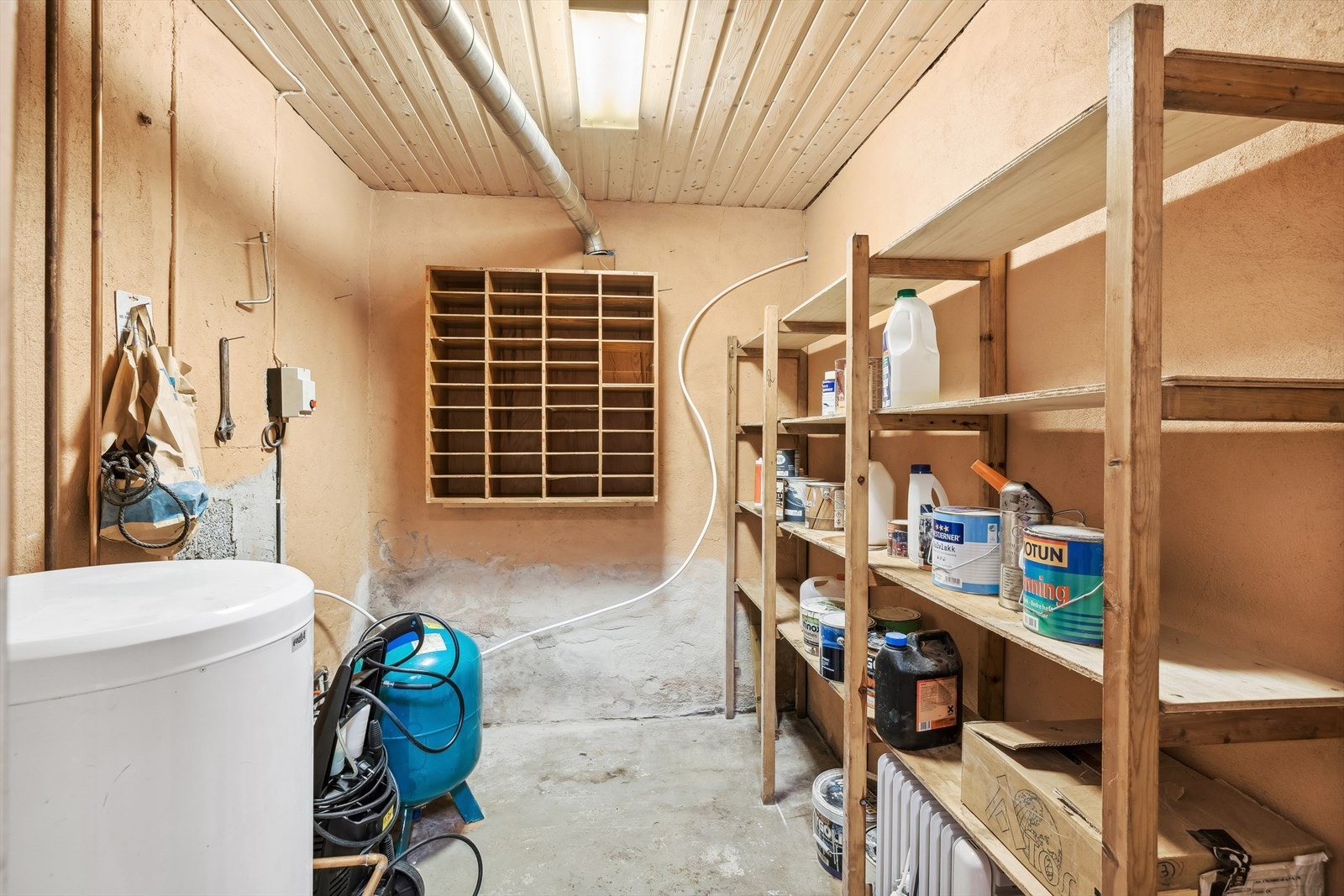 For øvrig finnes det to store boder i underetasjen. Lagring kan også gjøres på kaldtloft der det delvis er lagt gulv (ikke målbart areal), samt i to utvendige boder Galleribilde