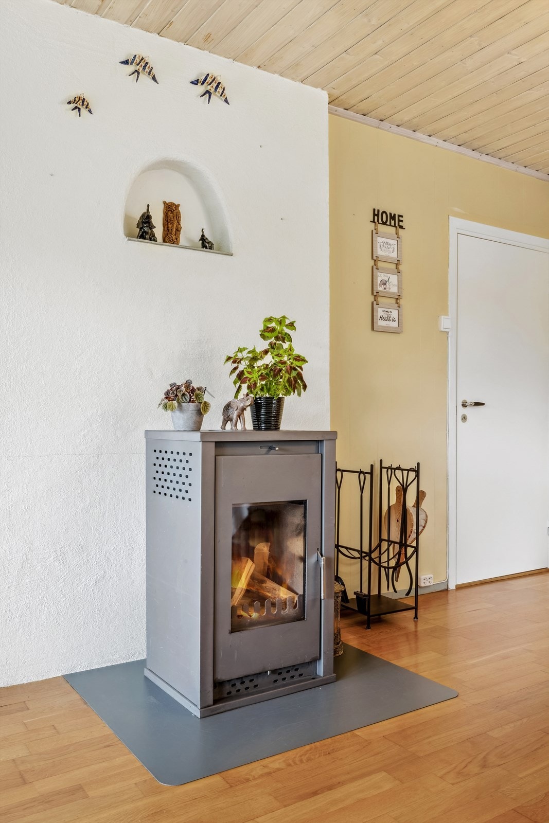 Det er tilkoblet en peis, i tillegg en varmepumpe som gir effektiv varme Galleribilde