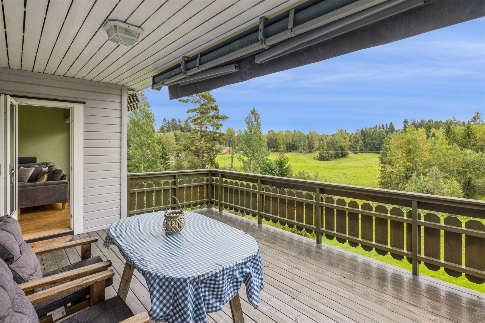 Utenfor stuen er det en sydvendt terrasse på ca. 18,5 kvm som har fritt utsyn Galleribilde