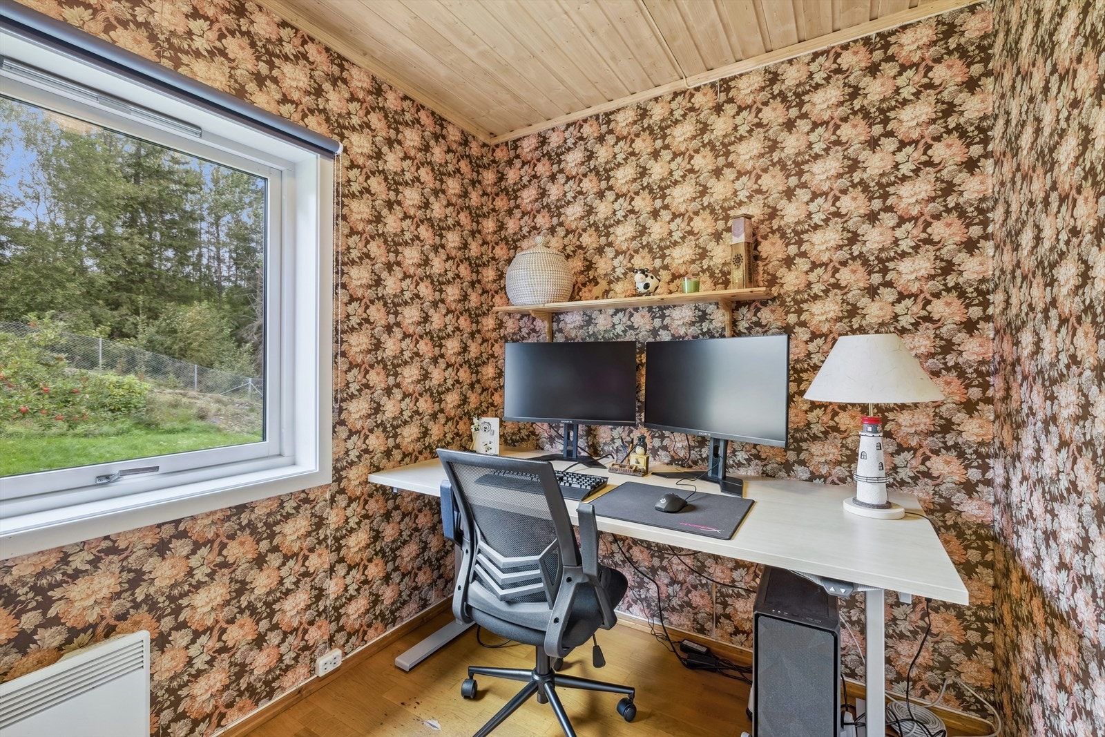 Soverom II i 1.etasje som i dag er innredet som kontor Galleribilde
