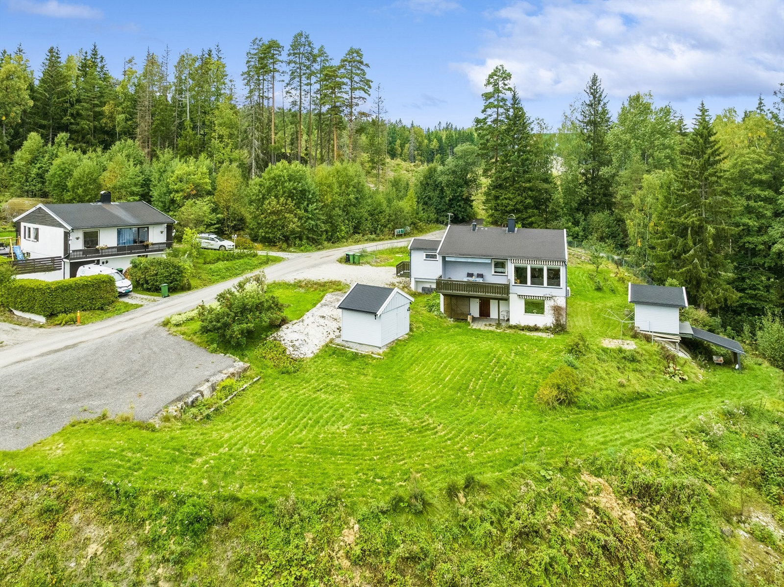 Stor og pent opparbeidet hage med beplantning og gressplen. Galleribilde