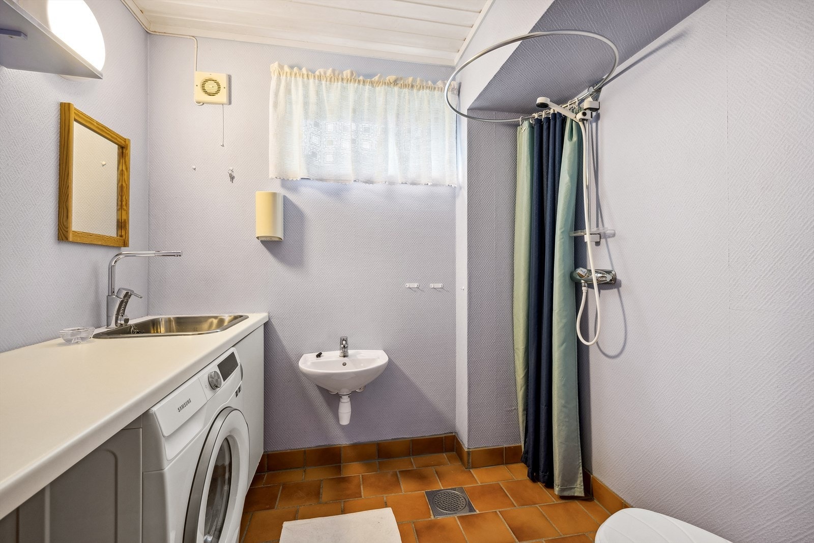 Badet/vaskerommet i underetasjen ble pusset opp i ca. 1990. Det er ikke membran/tettesjikt på våtrommet Galleribilde