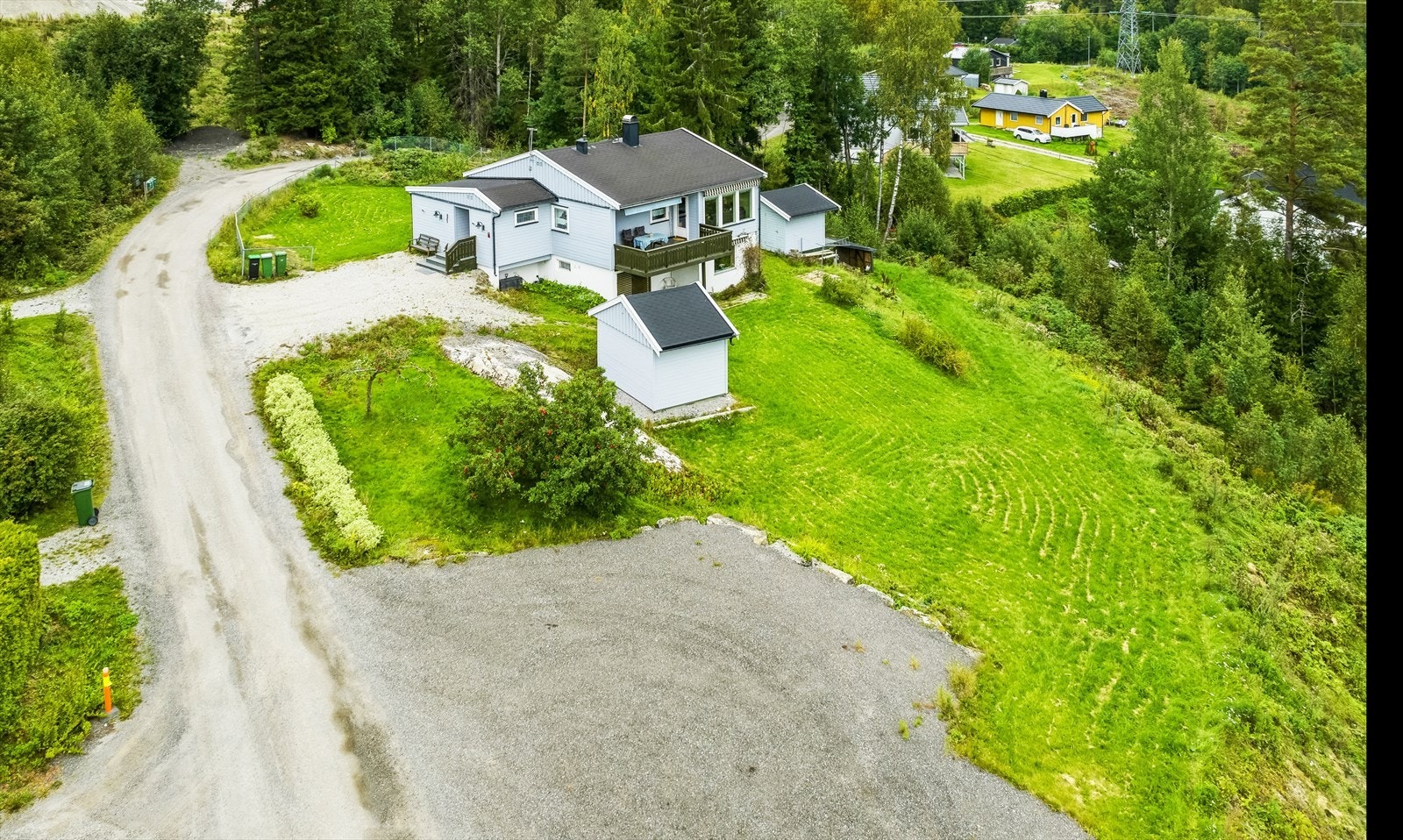 Velkommen til Myraveien 35, en enebolig beliggende i landlige og fredelige omgivelser i Ytre Enebakk, ca. 20 min med bil fra Ski sentrum! Galleribilde