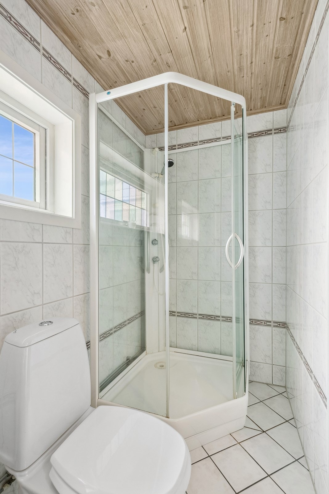 Badet har flislagte overflater og behagelig gulvvarme Galleribilde