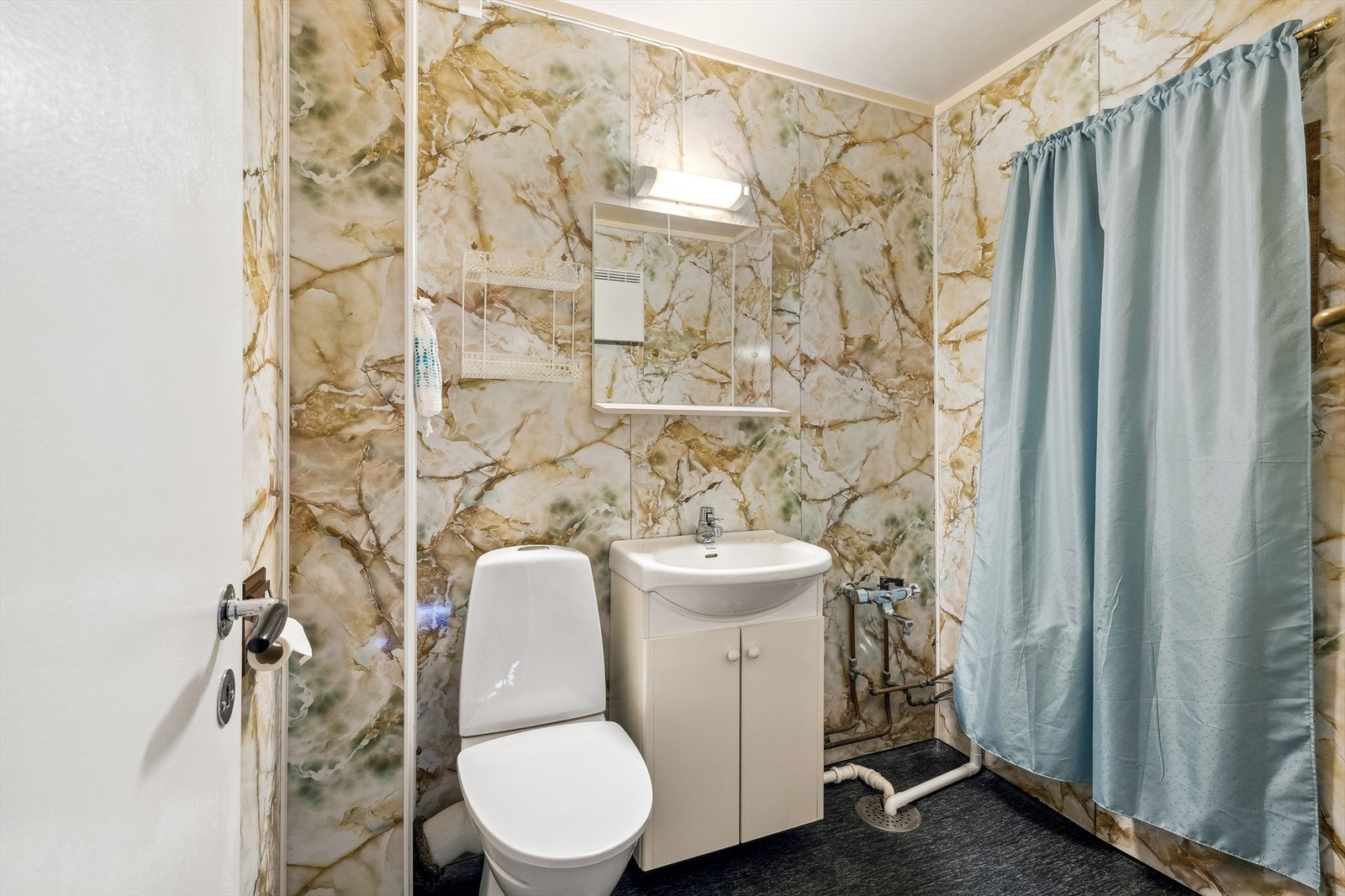 Det andre badet i 1.etasje er fra byggeåret og det må forventes renovering for å oppnå dagens krav til standard Galleribilde
