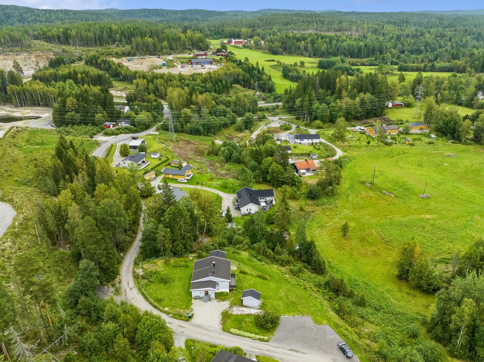 Her vil du bo i et trivelig område, nært skoler, barnehager, offentlig kommunikasjon og gode servicetilbud Galleribilde