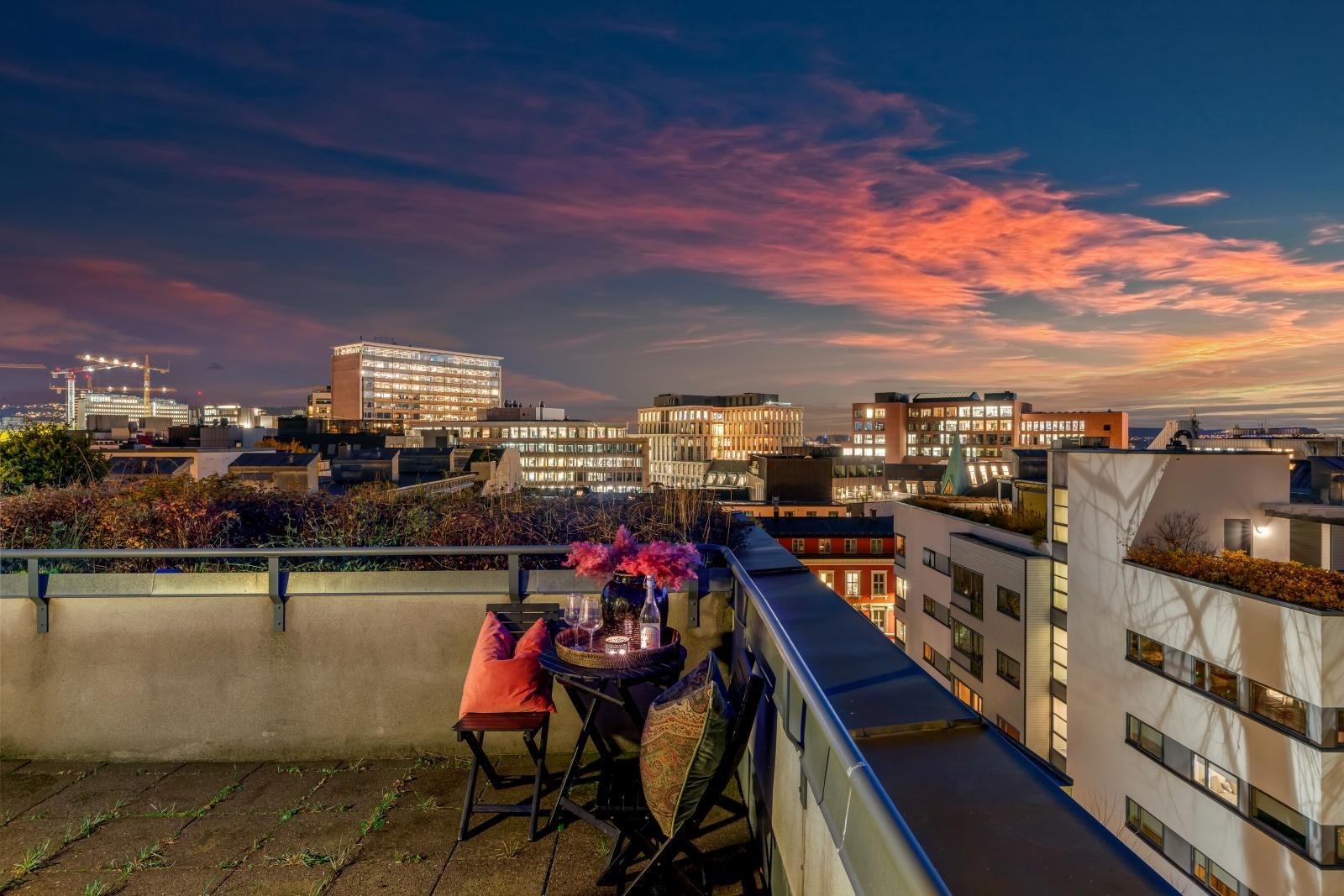 I tillegg er det tilgang til en herlig takterrasse med meget gode solforhold og utsikt Galleribilde