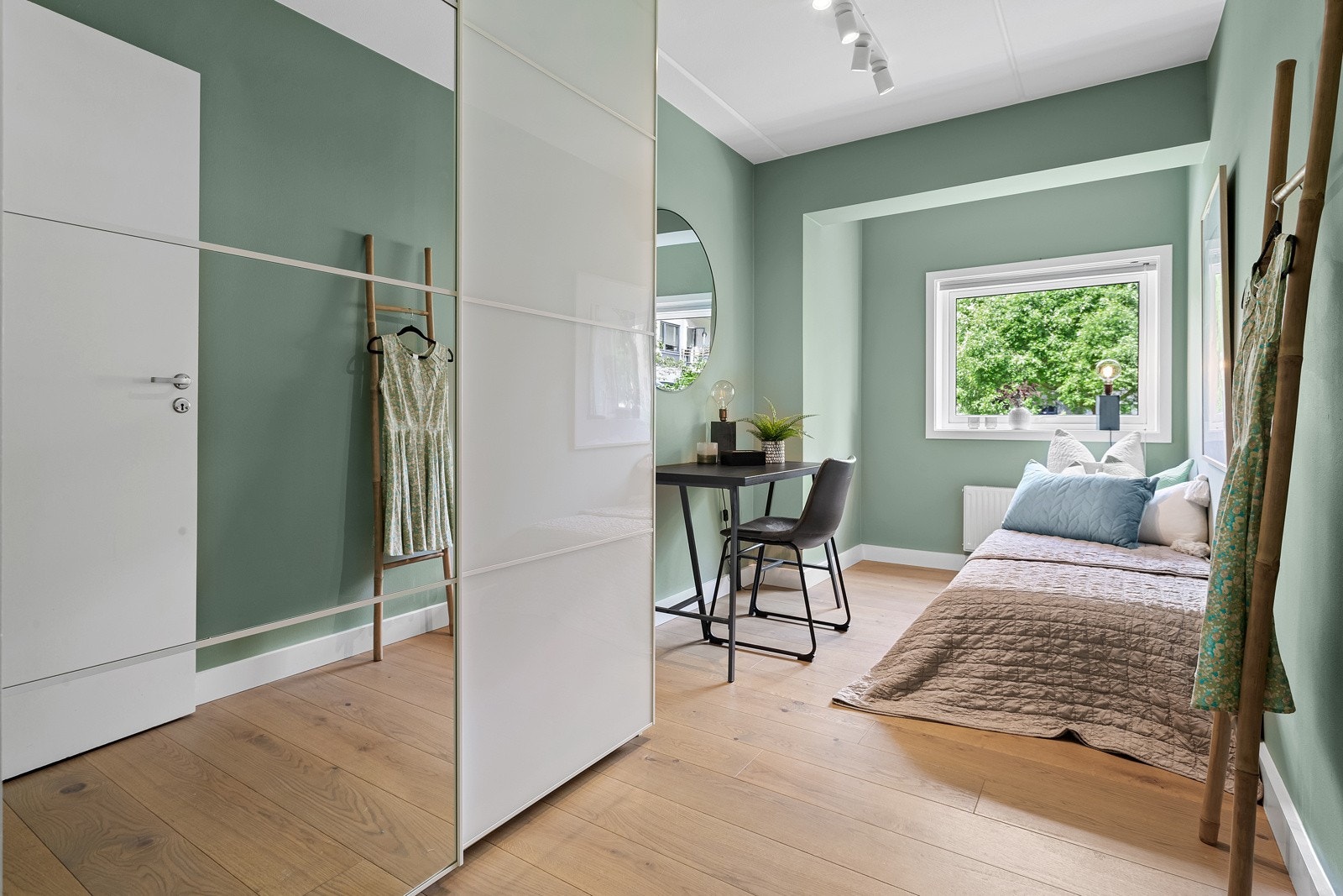 Soverom 2 med medfølgende garderobe Galleribilde