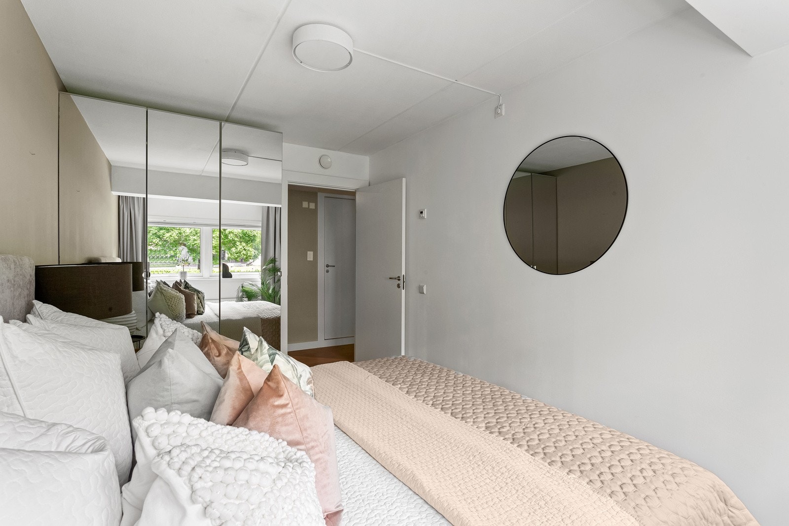 Det medfølger garderobe med speilfronter Galleribilde