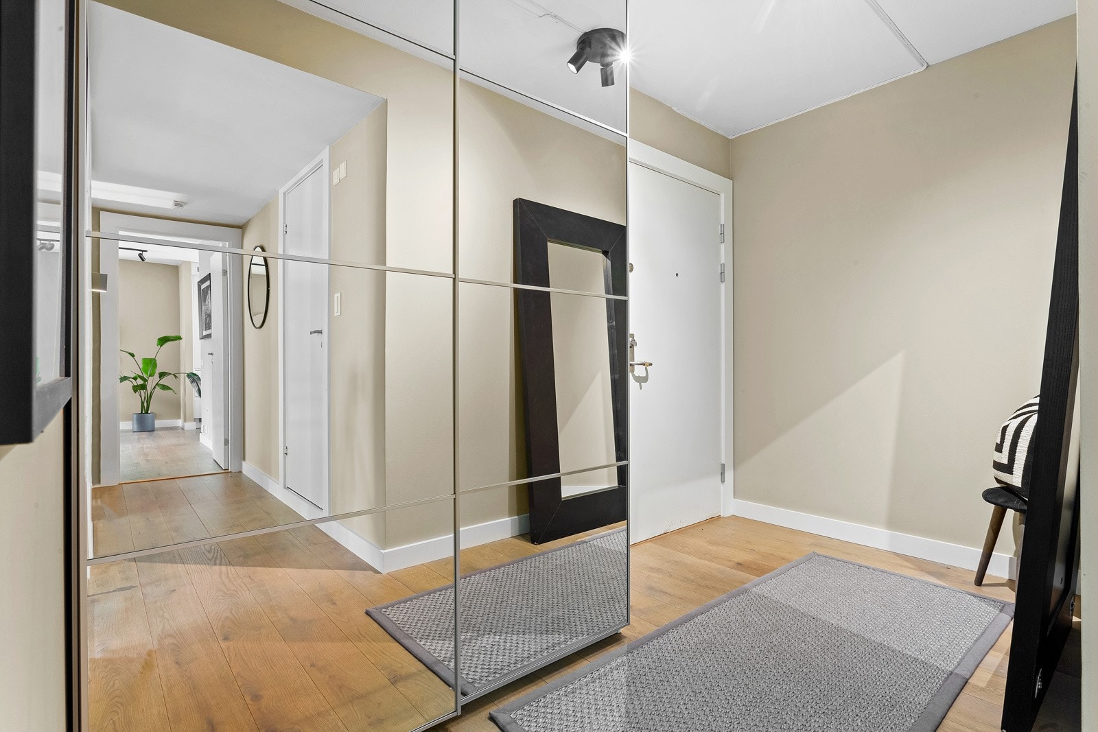 Entré med garderobe og 1 stavs parkett på gulv - Velkommen inn! Galleribilde