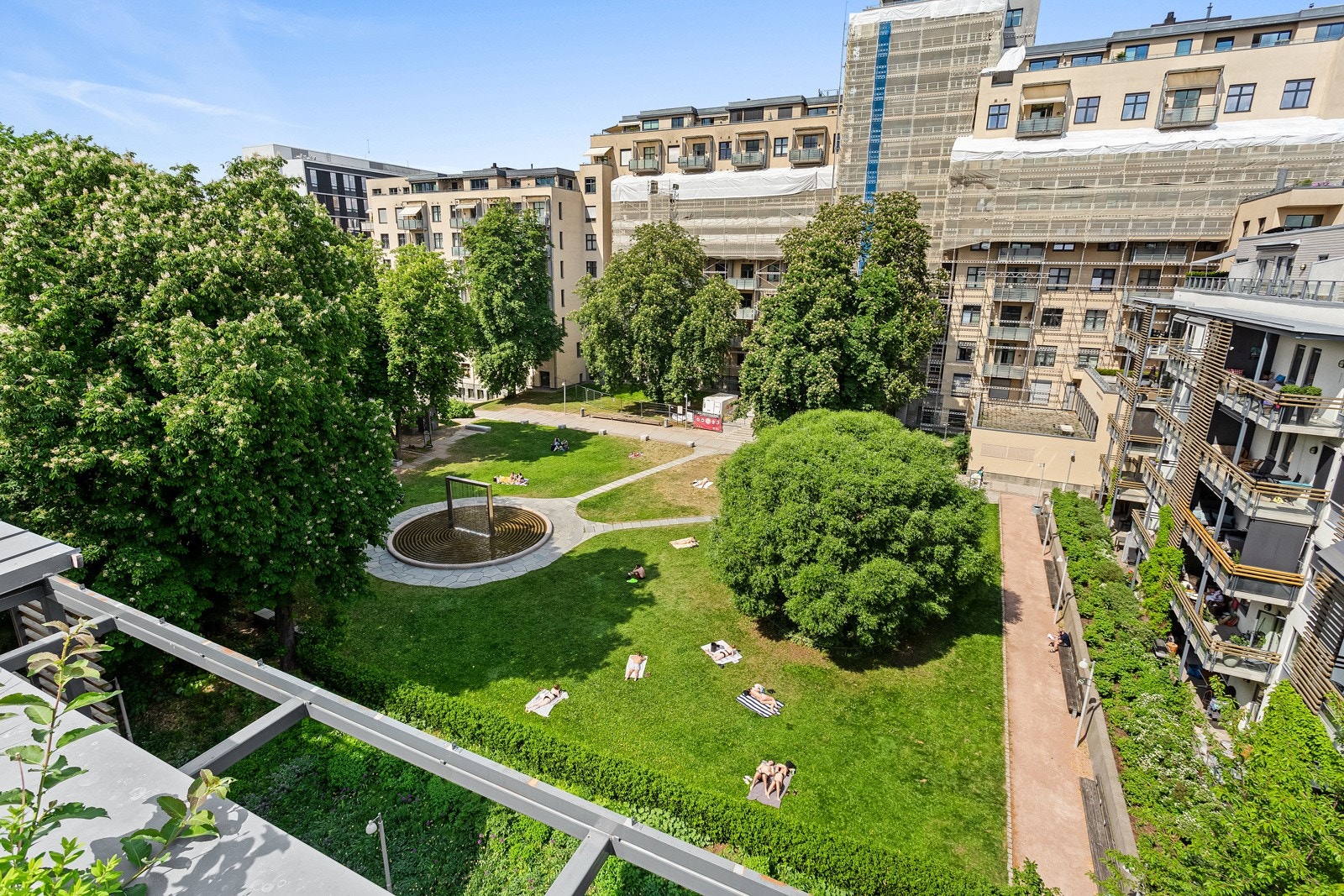 Utsikt fra takterrassen ned mot den flotte parken Galleribilde