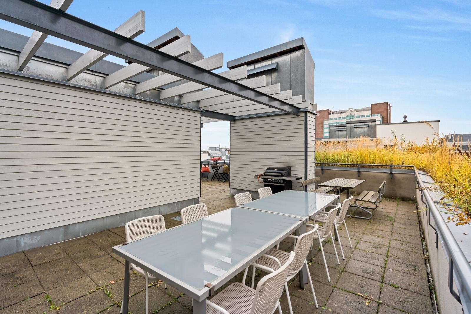 Felles takterrasse har lounge, langbord i flere soner inkludert gassgrill Galleribilde