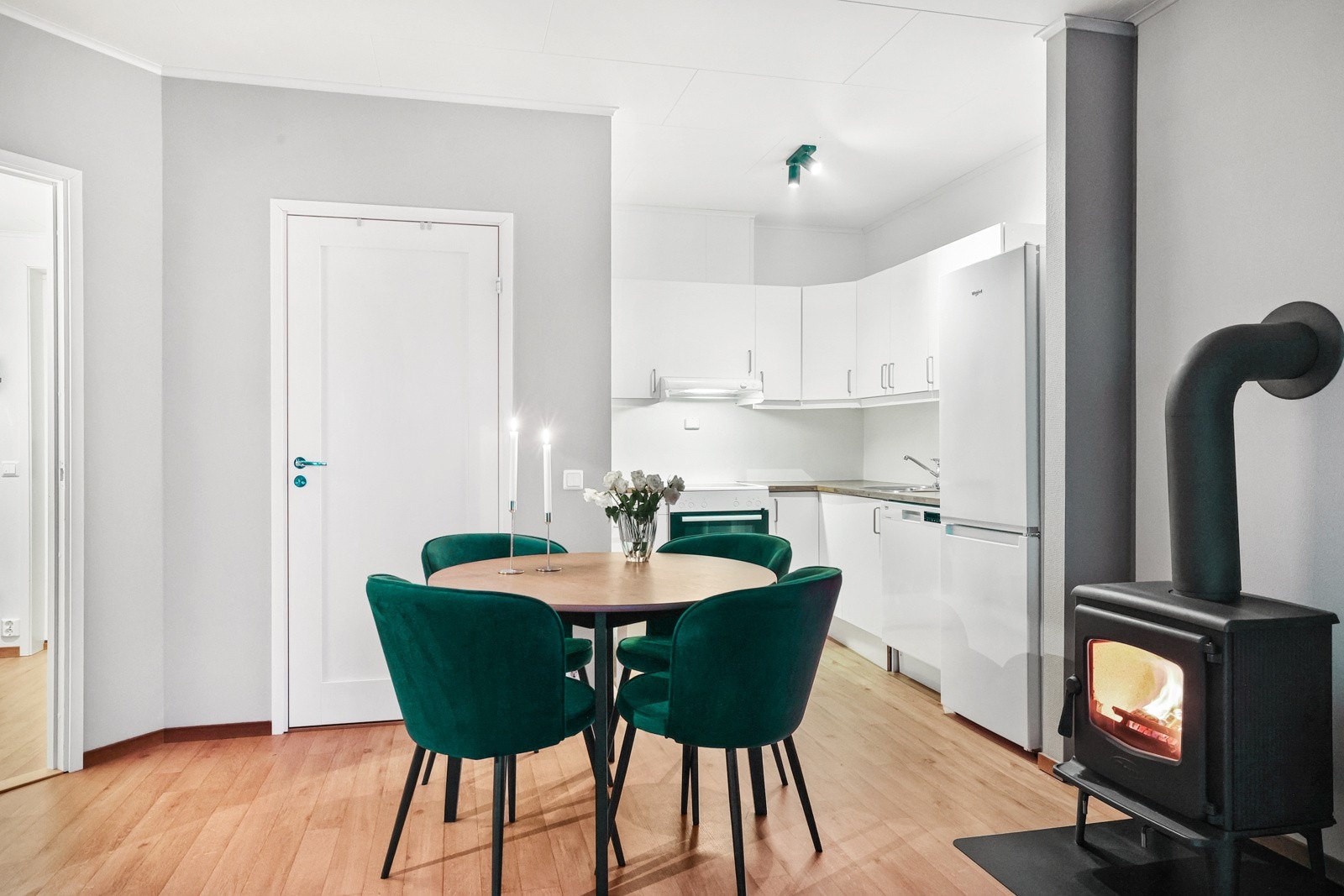 Trivelig spiseplass like ved ovnen Galleribilde