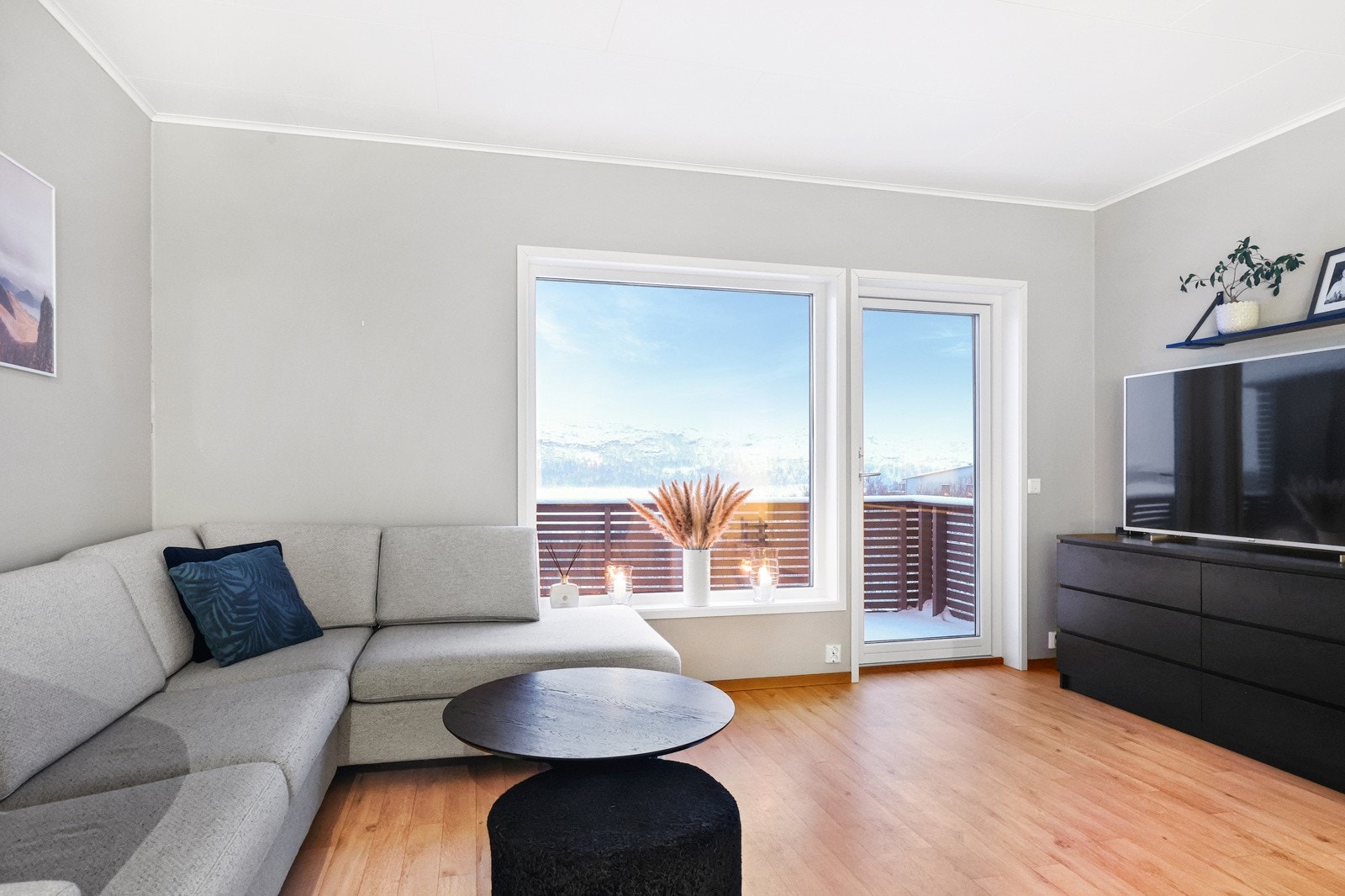 Stue med store vindusflater Galleribilde