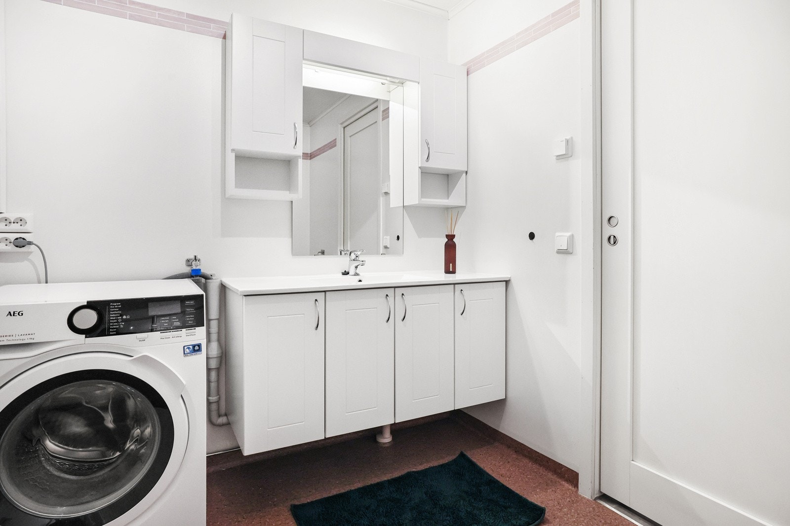 Baderom med et tidløst fargevalg Galleribilde