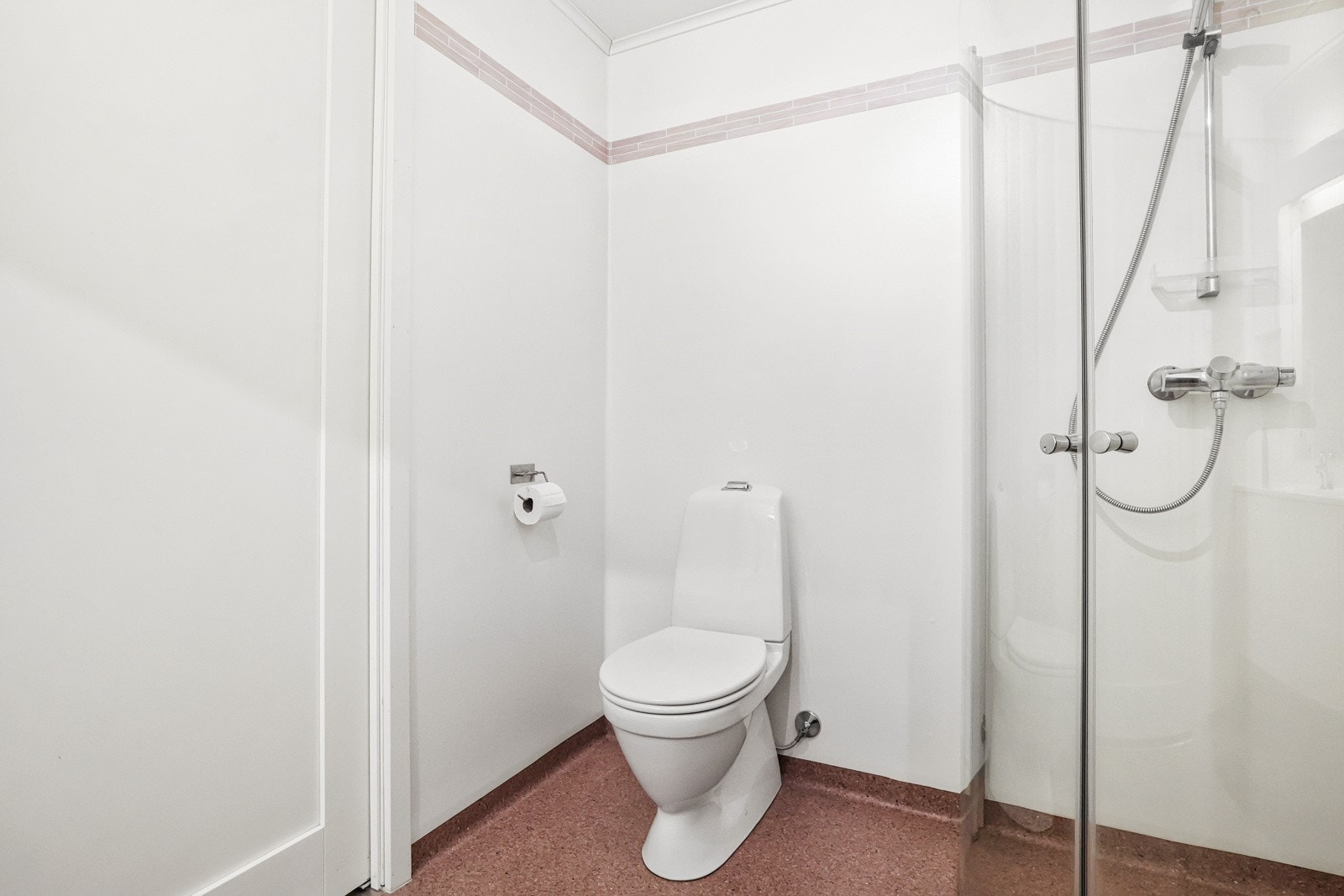 Dusjhjørne og toalett på badet Galleribilde