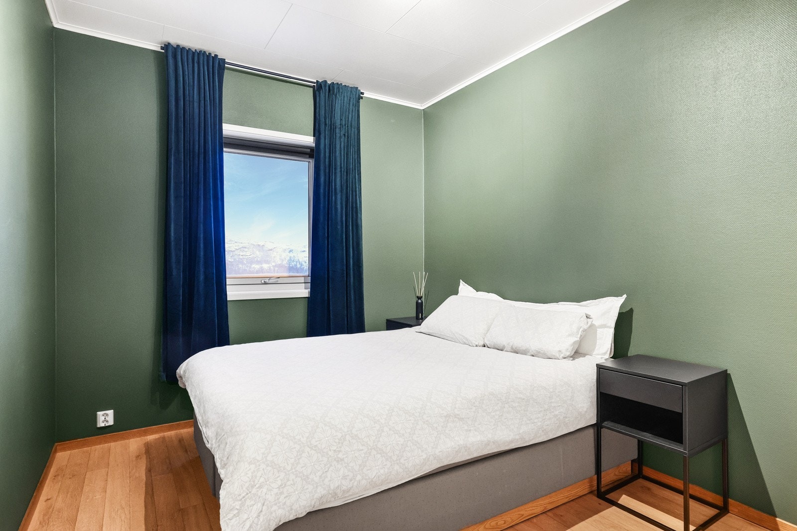 Stort soverom med utsikt mot vannet Galleribilde