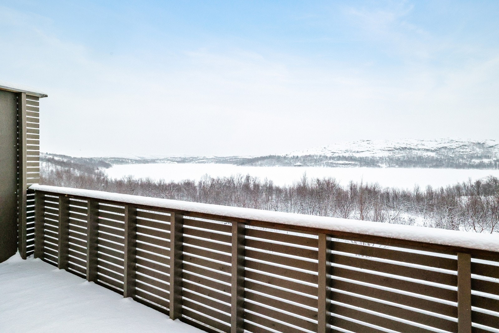 Stor terrasse med kjempegod utsikt over Prestvannet og nærområdet Galleribilde