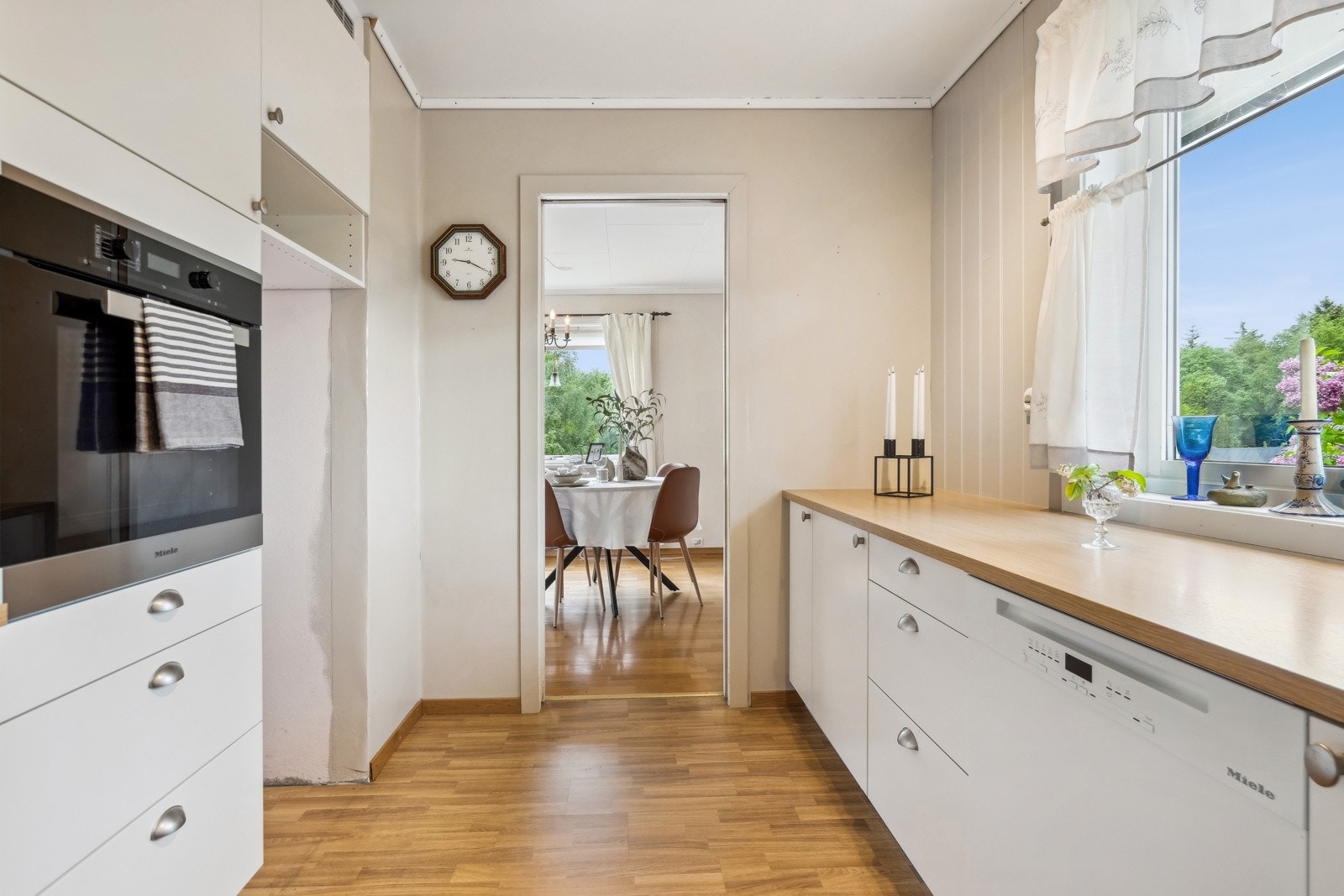 Kjøkkenet har en praktisk utforming og tilbyr svært god skap- og arbeidsplass på benk. Galleribilde