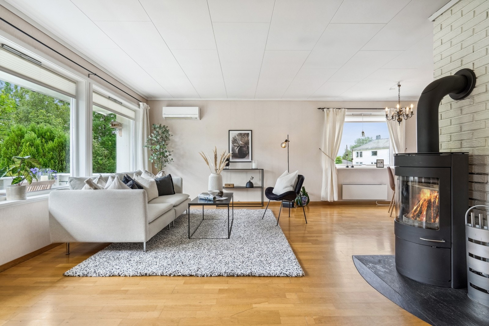 Boligen varmes opp både ved hjelp av vedfyring og varmepumpe. Galleribilde