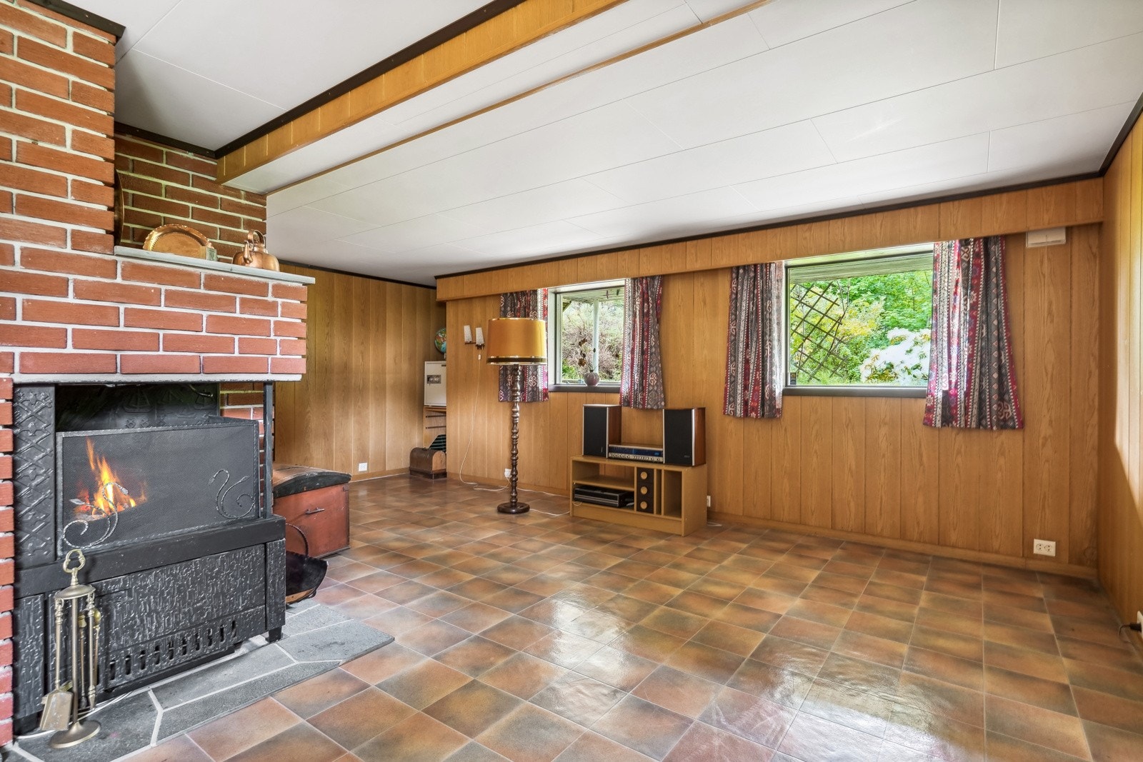 Det er vedfyring også i kjellerstuen. Galleribilde