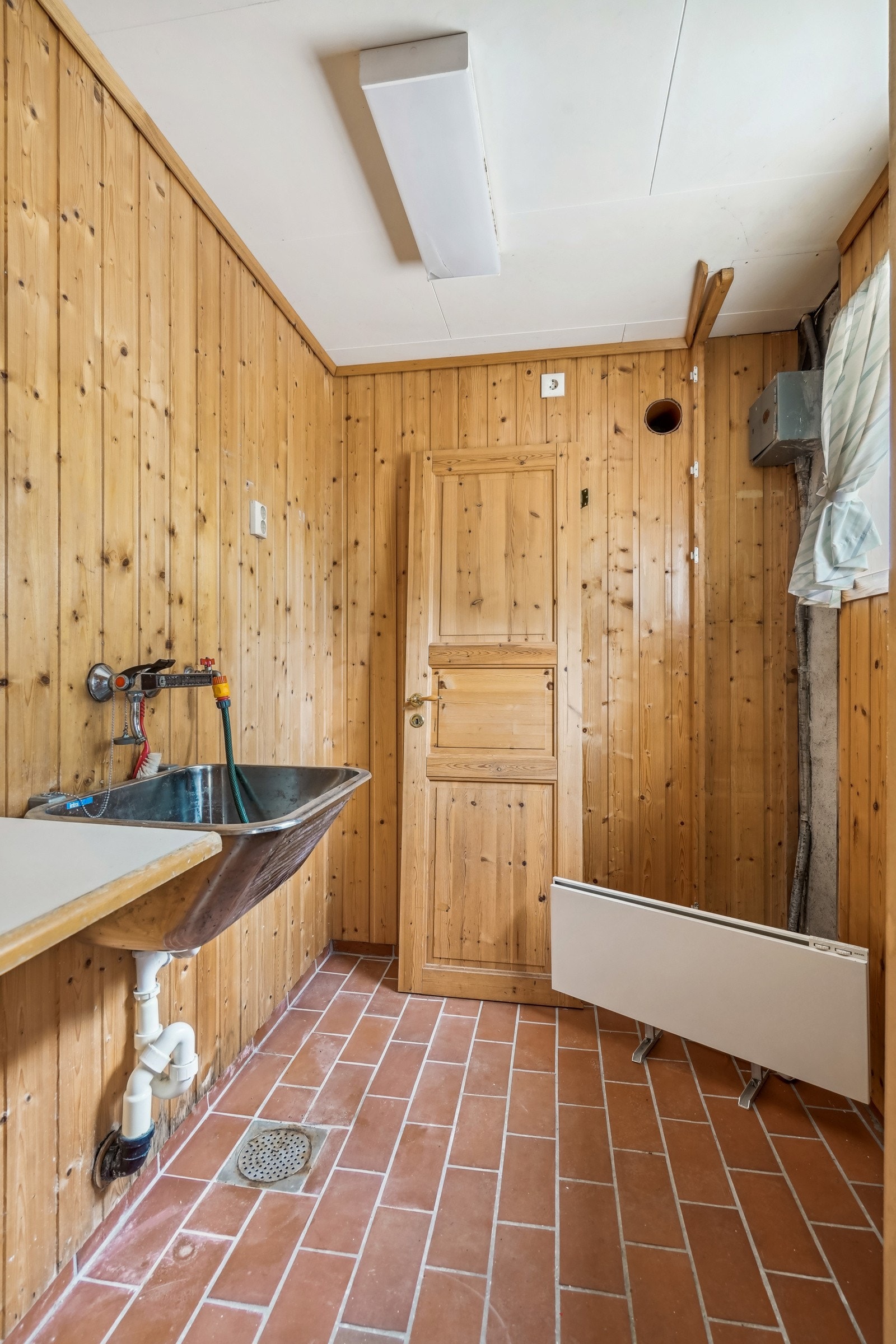 Boligen disponerer et praktisk vaskerom i kjeller. Galleribilde