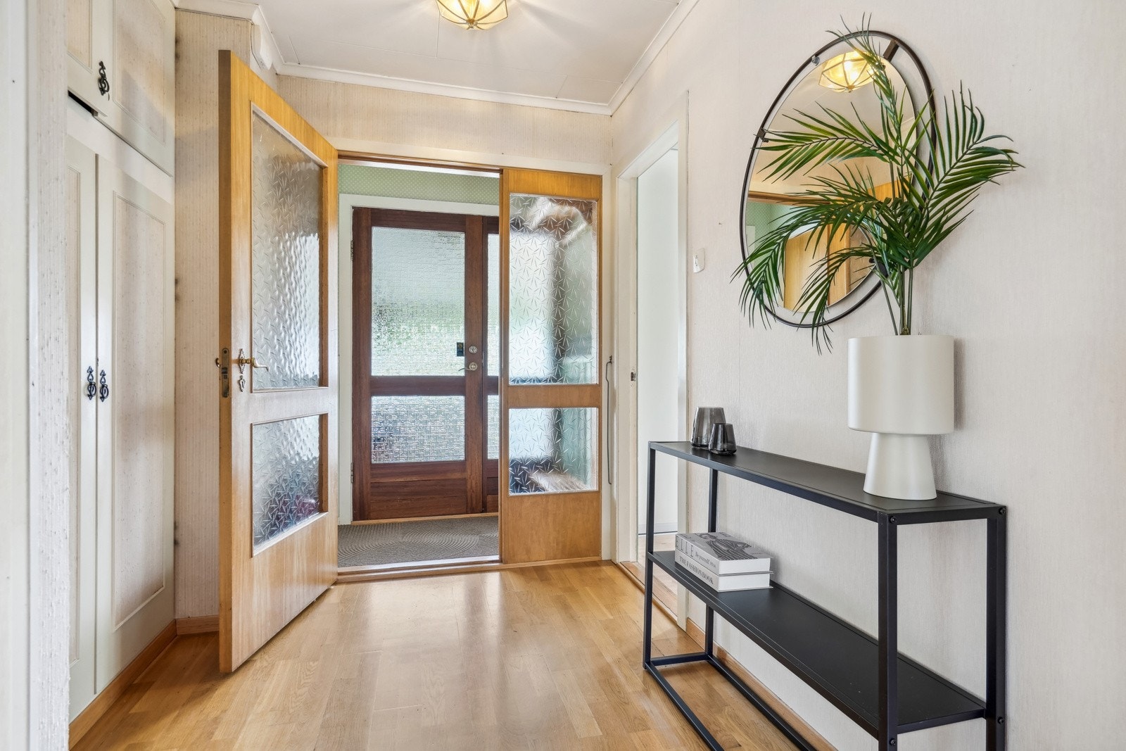 En lys og romslig gang ønsker deg velkommen. Like ved ligger det første av to soverom i etasjen. Galleribilde