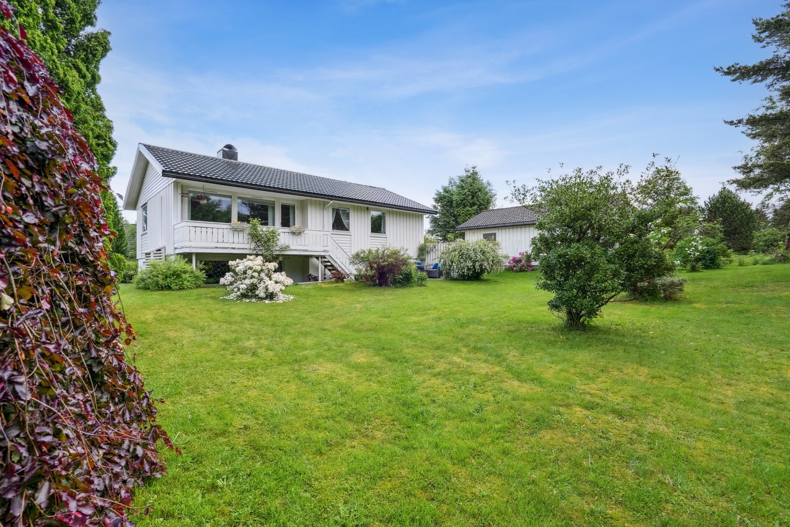 Fra eiendommen er det nærhet til blant annet barnehage og ungdomsskole. Galleribilde