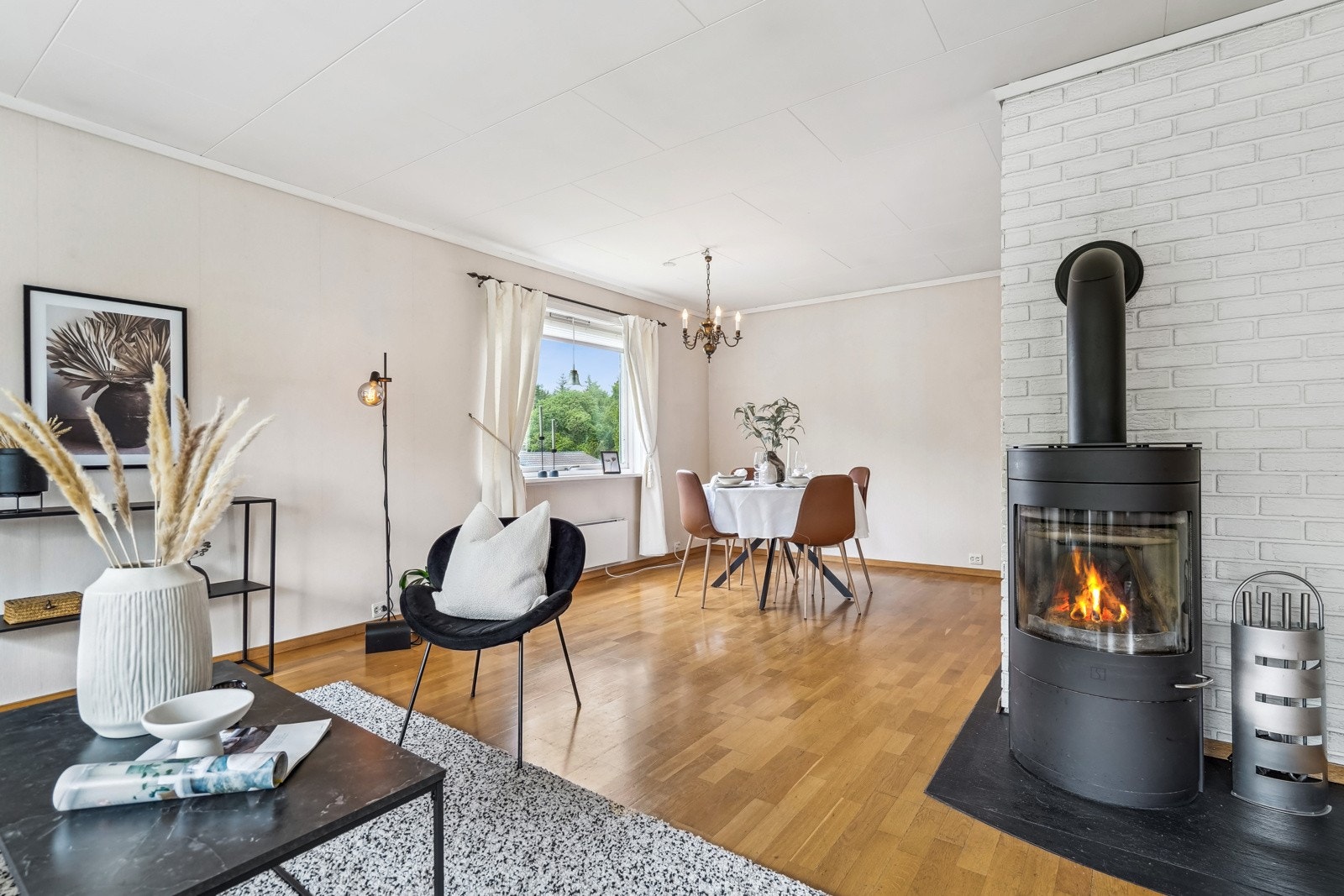 Stuen inneholder flere naturlige soner som enkelt lar seg møblere. Galleribilde