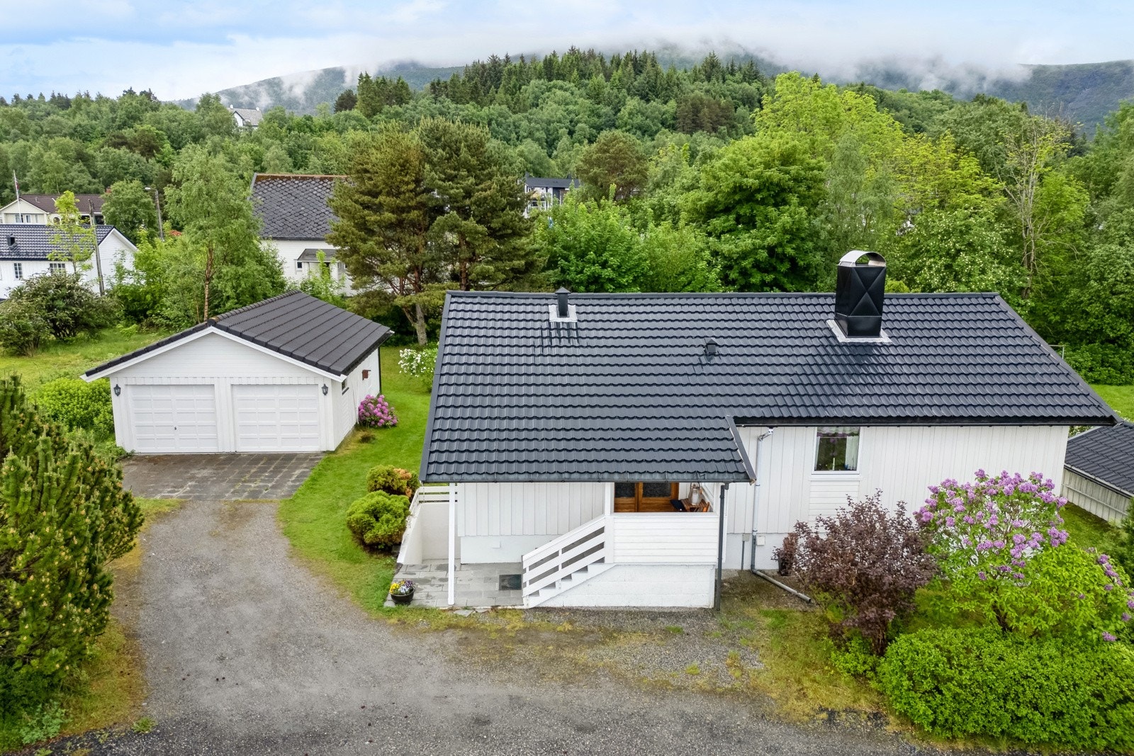 Eneboligen ligger flott og skjermet til i et rolig nabolag i Langevågen. Galleribilde