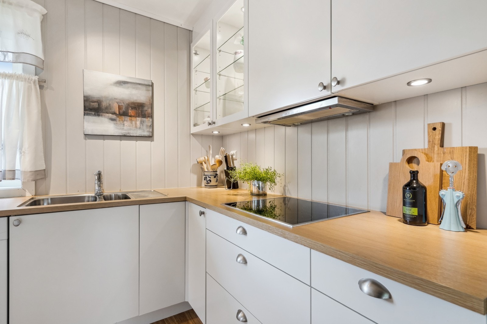 Kjøkkeninnredningen er fra 2018 med Miele hvitevarer. Galleribilde