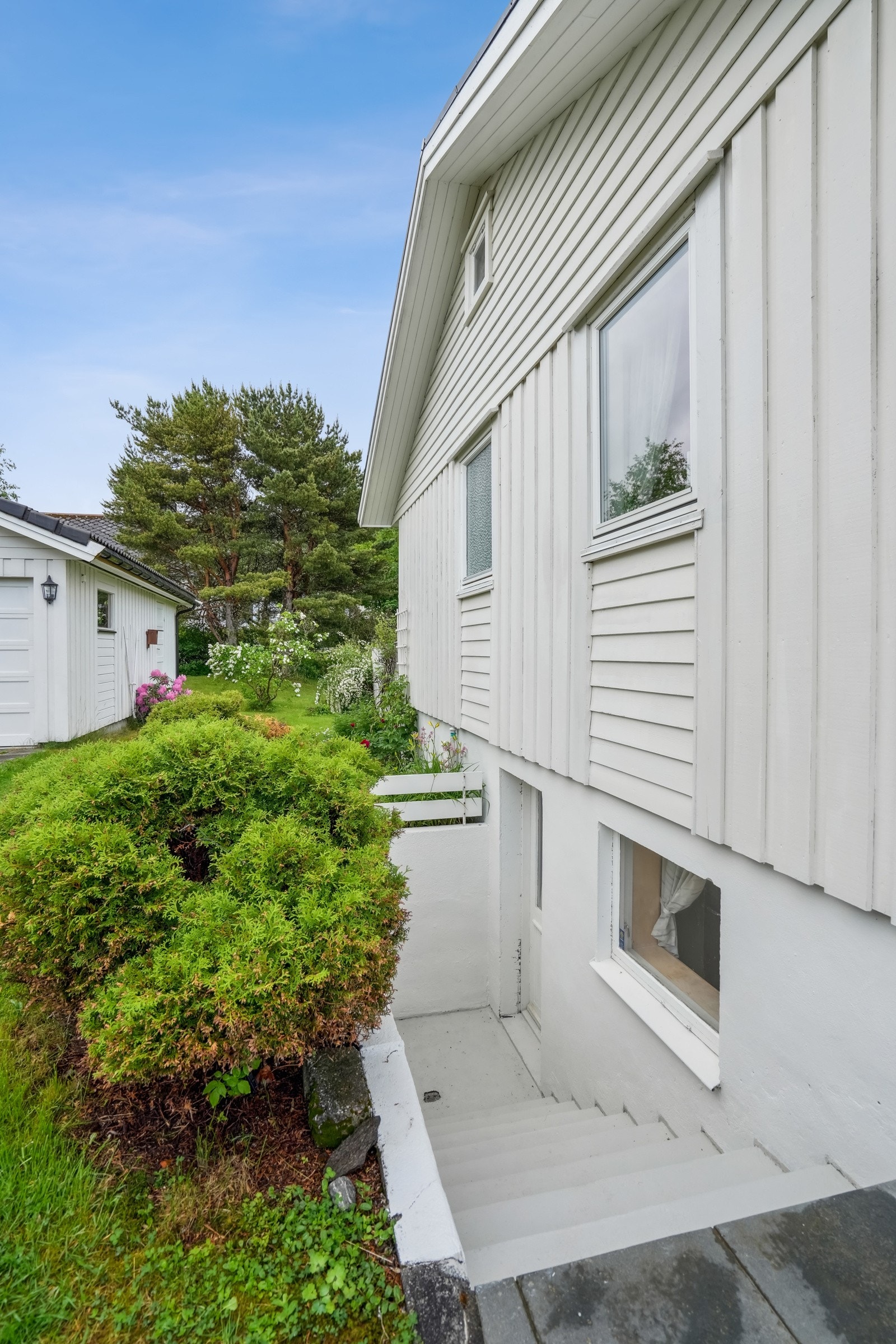 Enkel adkomst til kjelleretasjen fra utsiden. Galleribilde