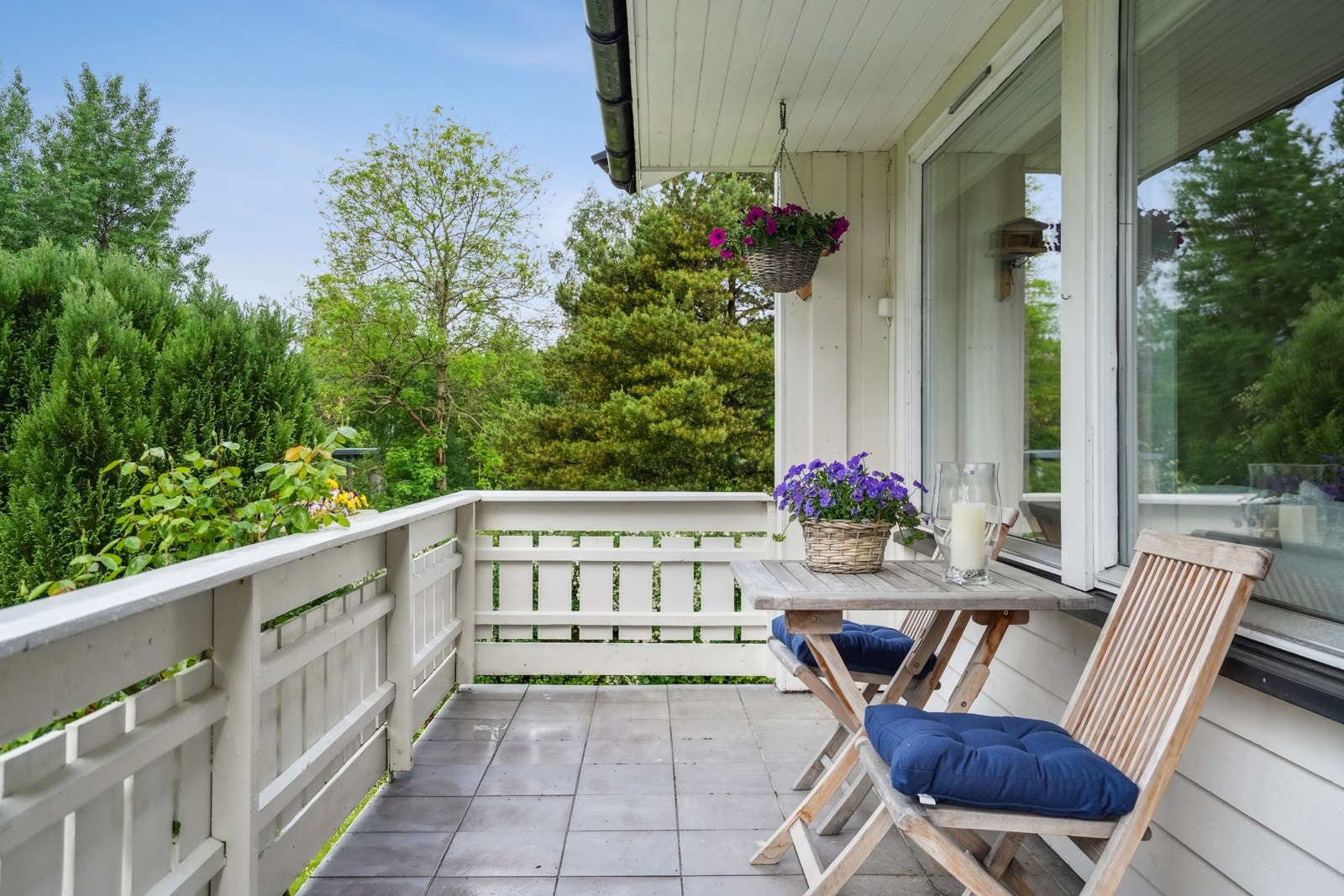 Fra stuen er det utgang til en sydvendt veranda, denne på omtrent 9 kvadratmeter. Galleribilde