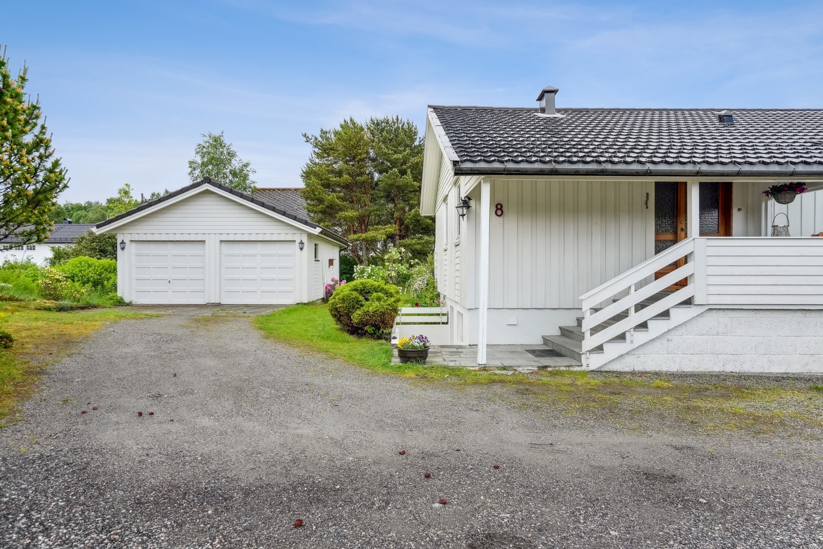 Eiendommen byr på flere parkeringsalternativer i dobbel- og enkelgarasje, samt på romslig oppstillingsplass. Galleribilde