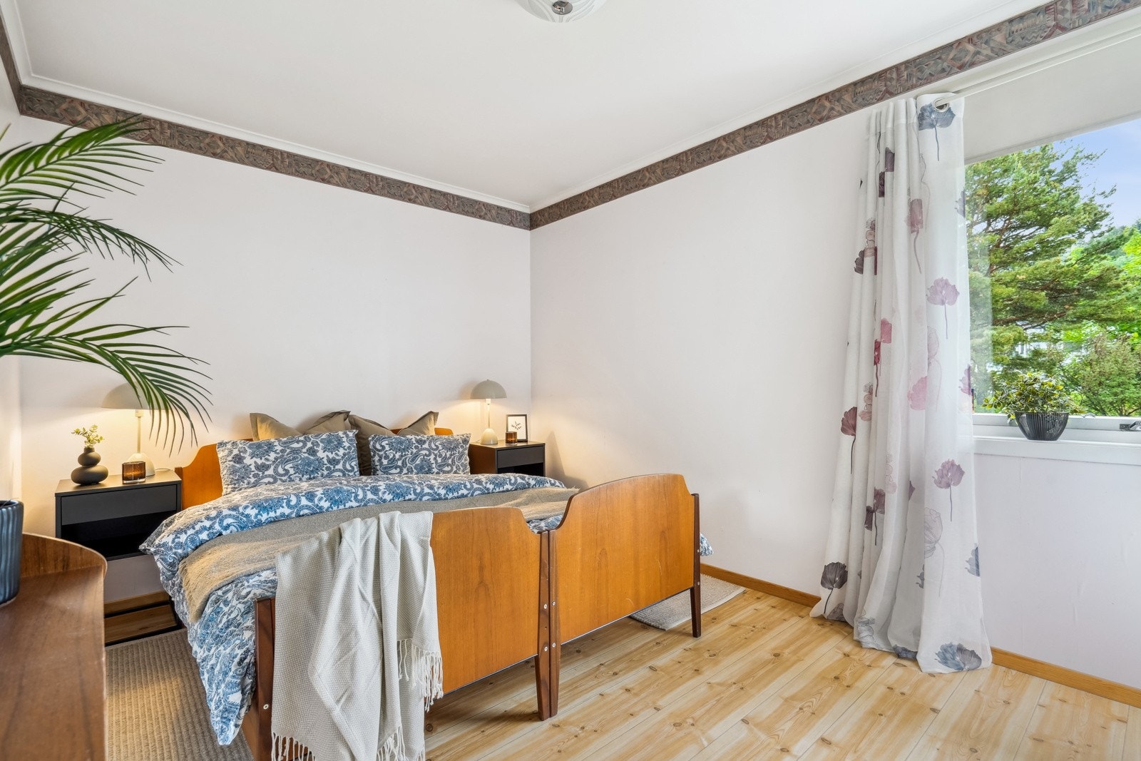 Hovedsoverom med hvite veggflater og parkett i gulv. God plass til seng av ønsket størrelse. Galleribilde