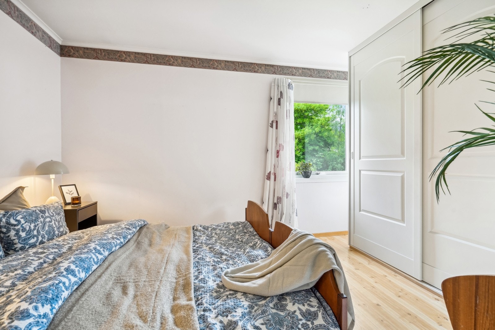 Skyvedørsgarderoben på soverommet byr på flere garderobemuligheter. Galleribilde