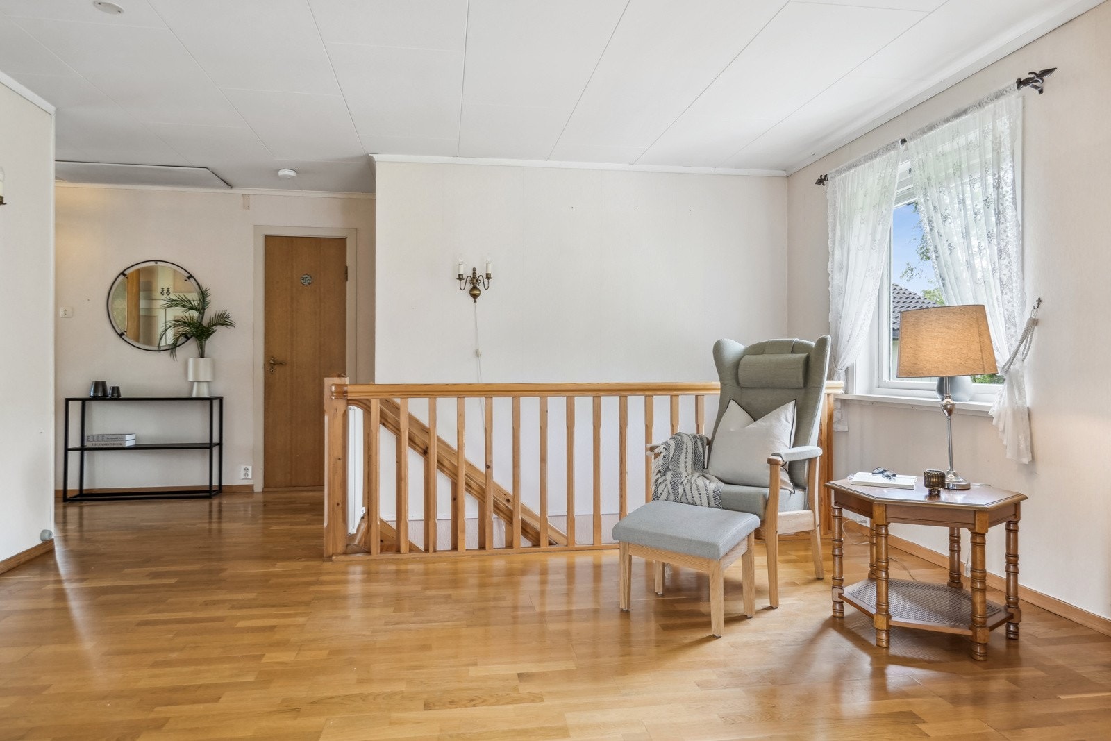 Fra gangen kommer du direkte inn i stuen, med trapp ned til sokkeletasjen. Galleribilde