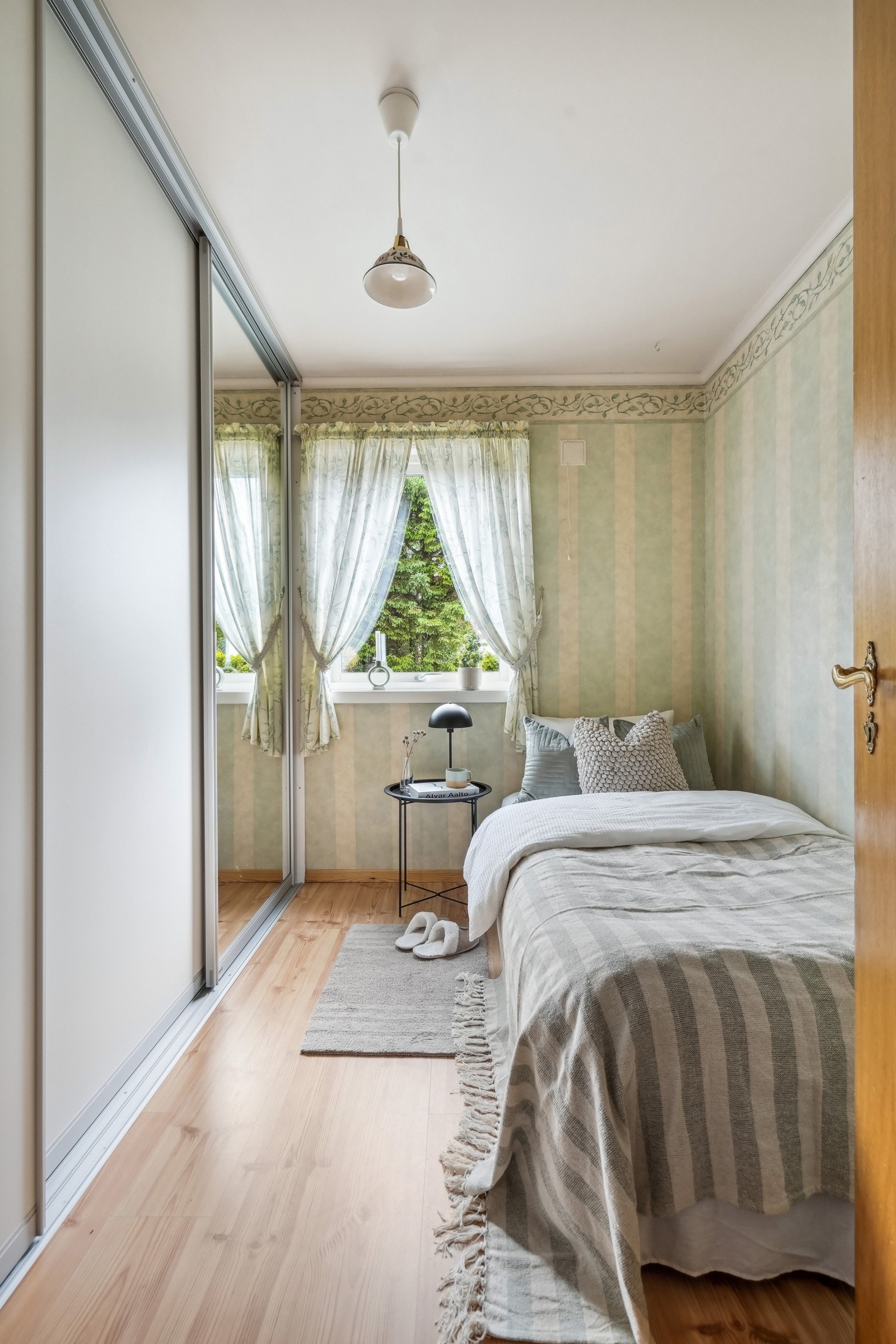 Soverom 2, også denne er utstyrt med en stor skyvedørsgarderobe. Galleribilde