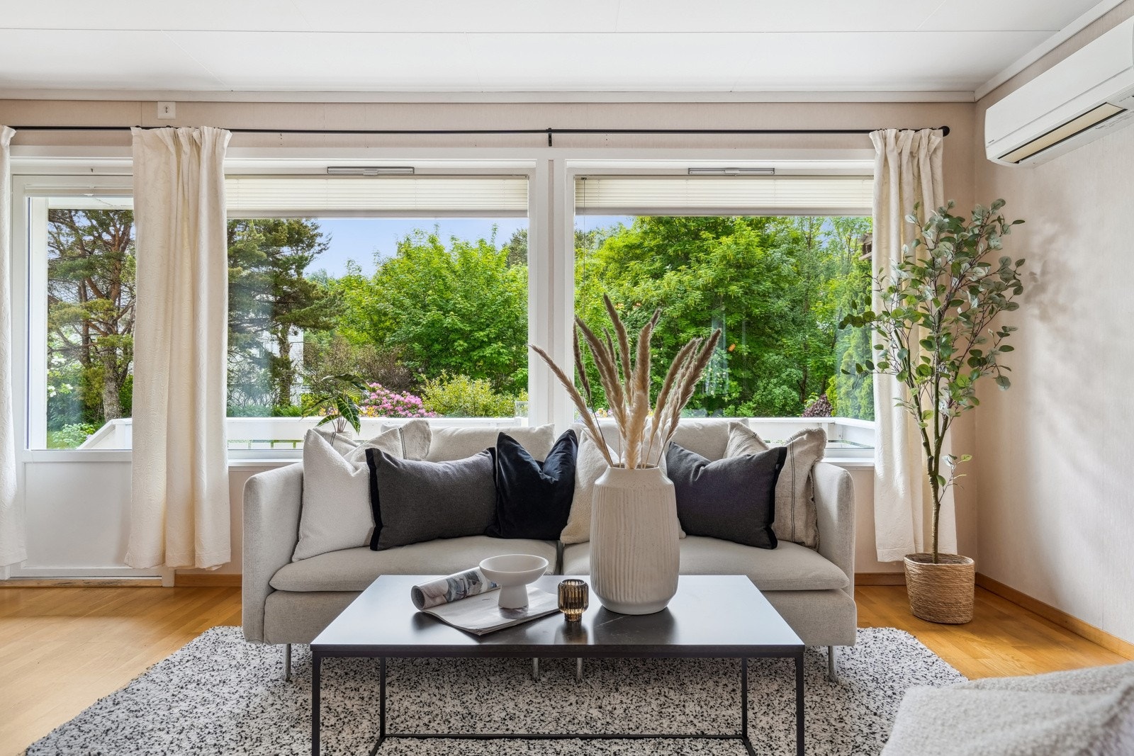 Store vindusflater sørger for rikelig med naturlig lysinnslipp. Galleribilde