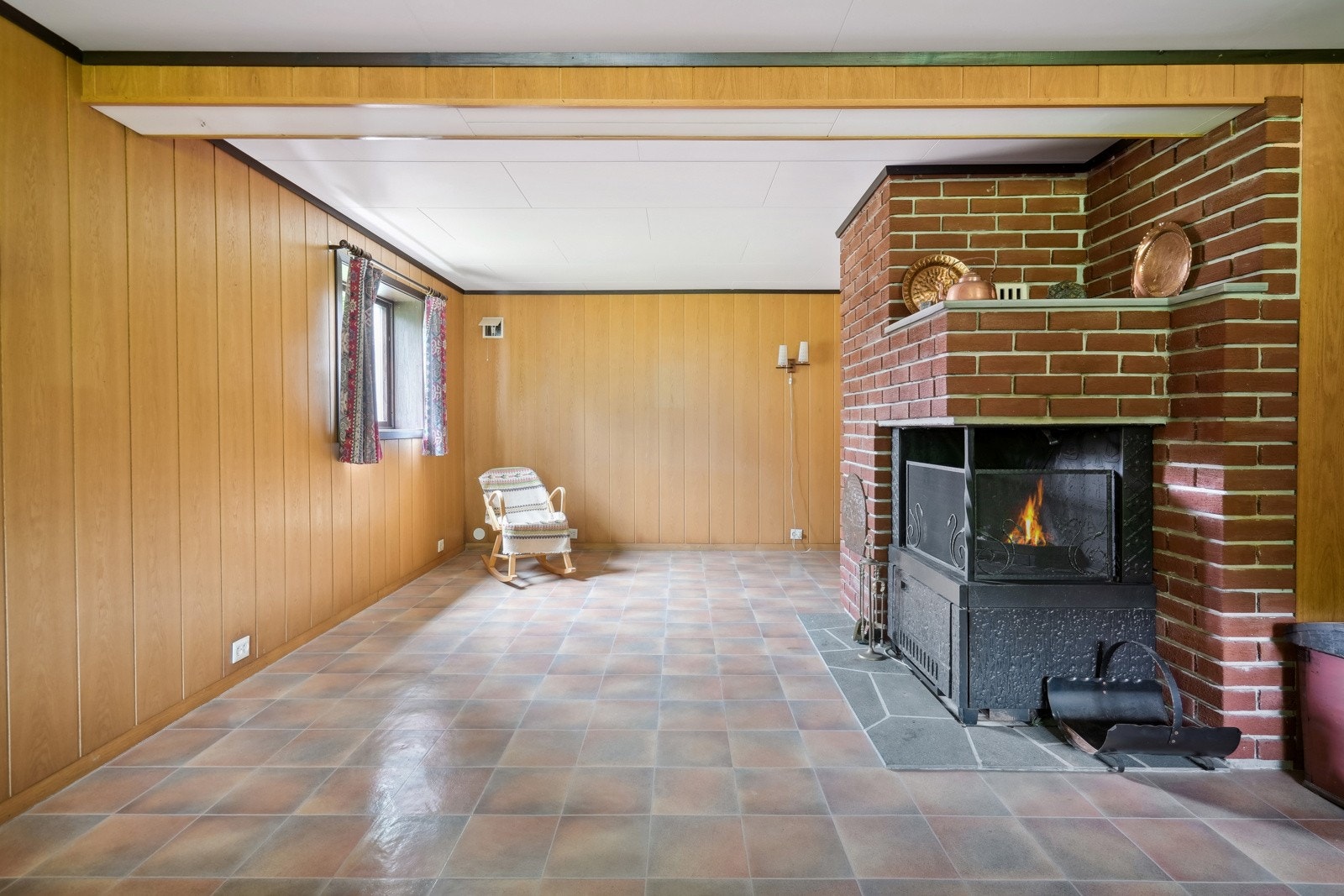 Romslig kjellerstue med et stort innredningspotensiale. Galleribilde