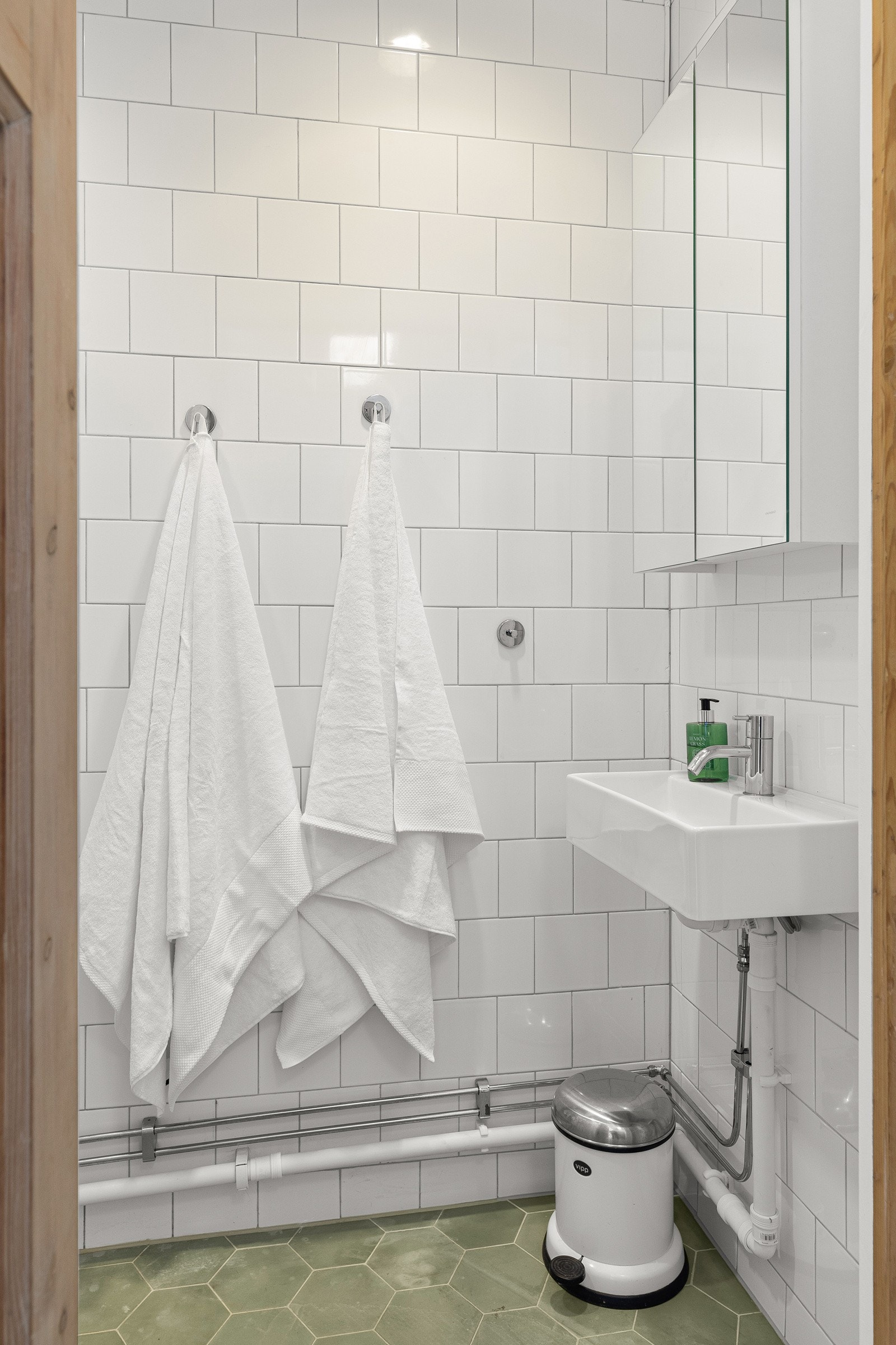 Dusjbadet har behagelig gulvvarme. Det er lagt flis på flis i 2018 Galleribilde